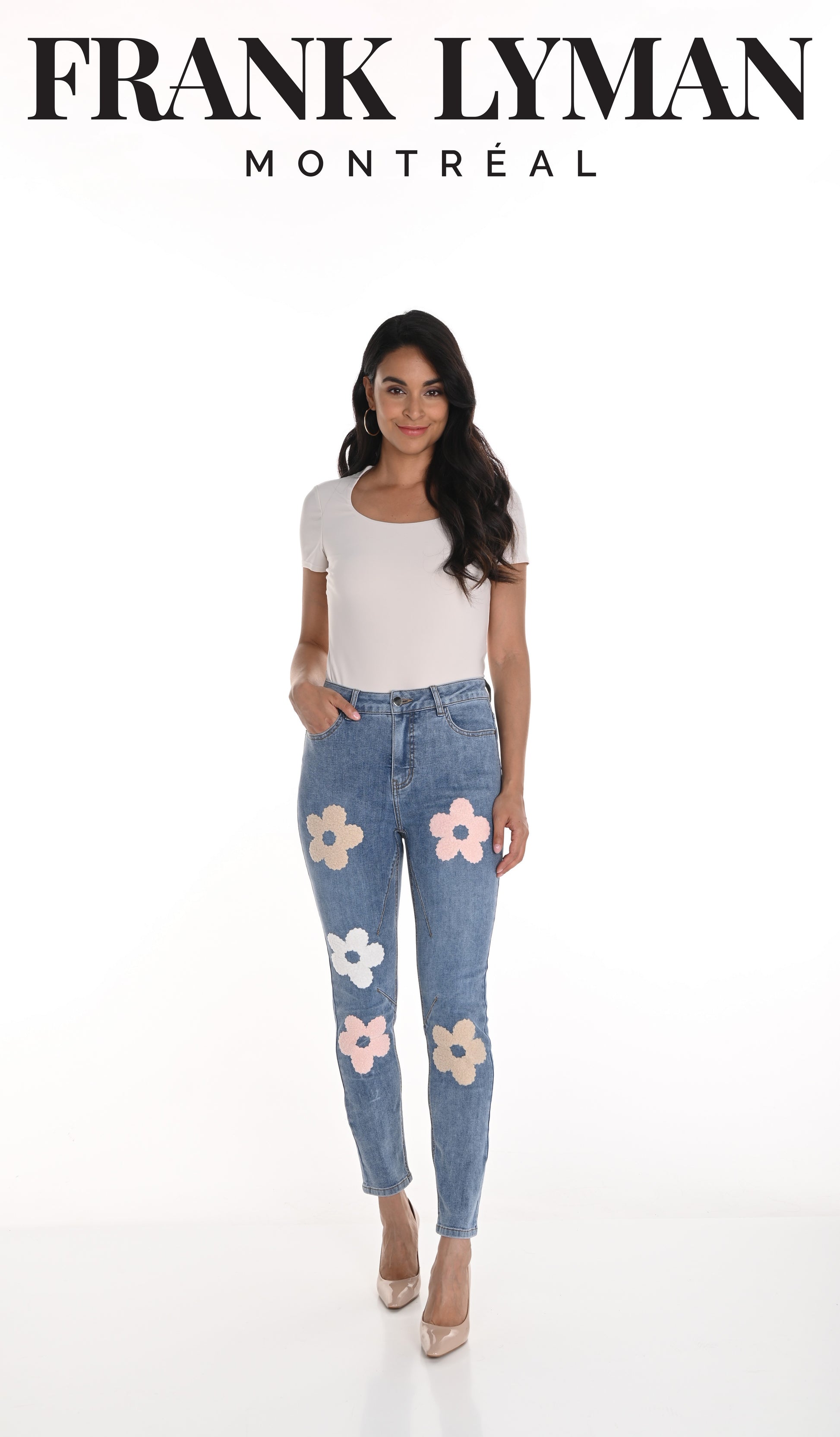 Pantalon en jean bleu avec broderie florale