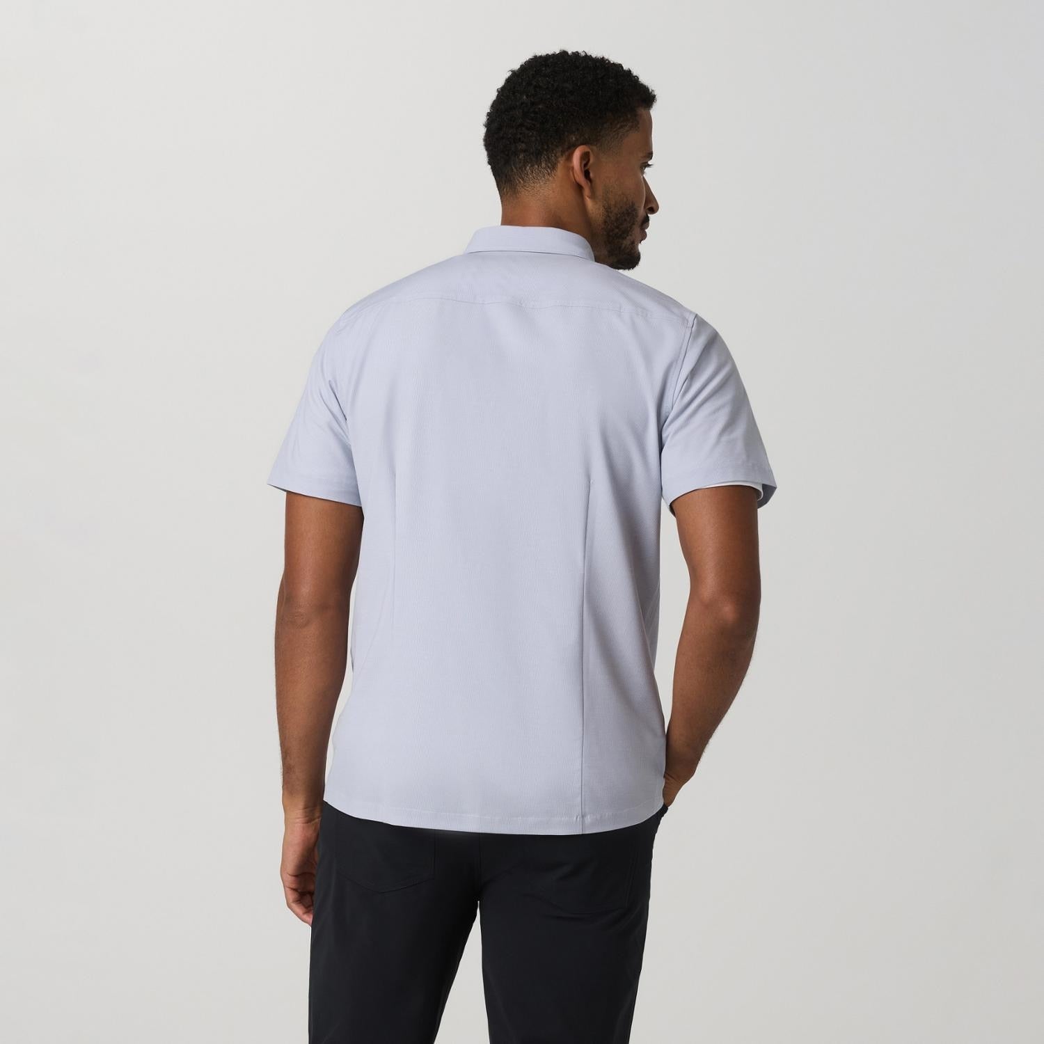 Chemise à manches courtes et boutons sur le col