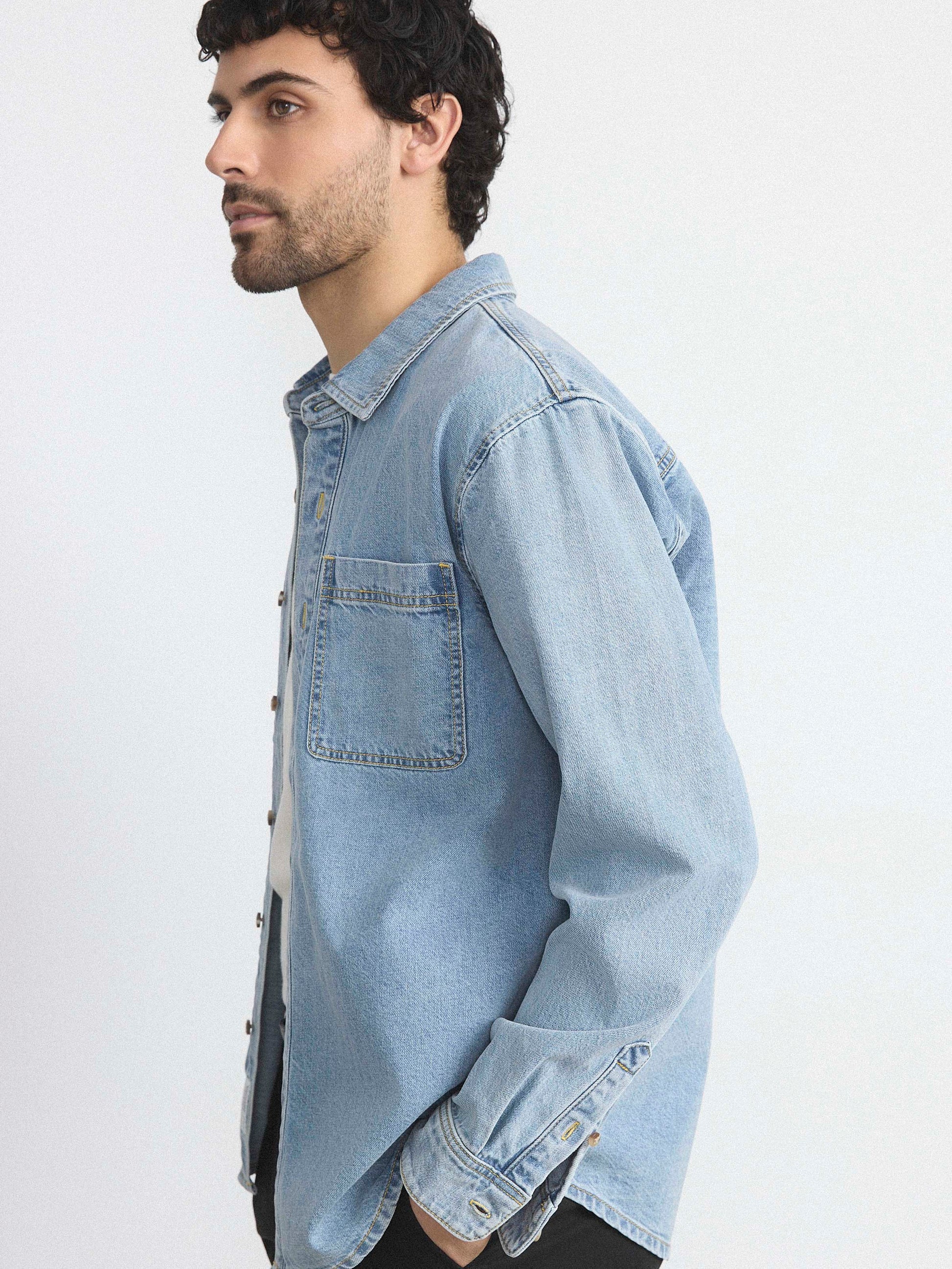 La chemise en denim utilitaire