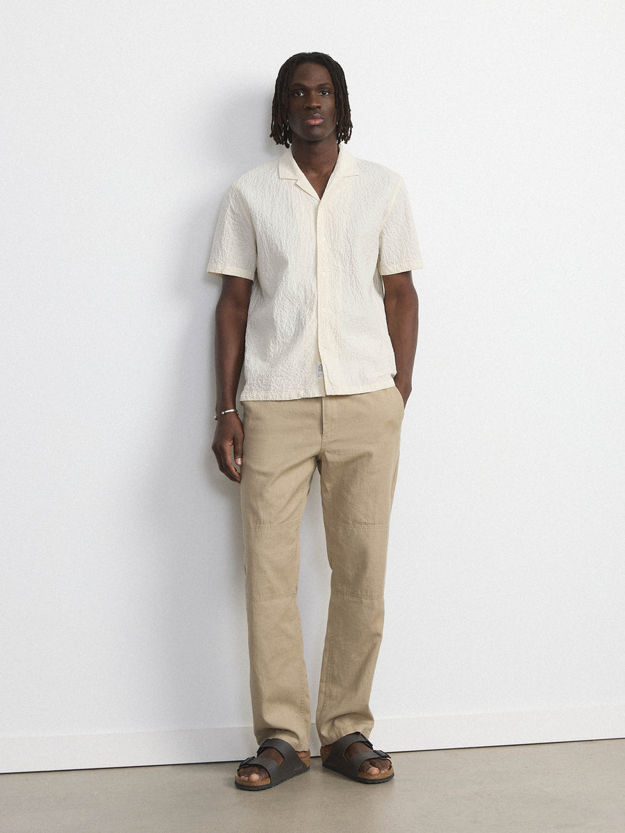 La chemise à col campagnard froissé