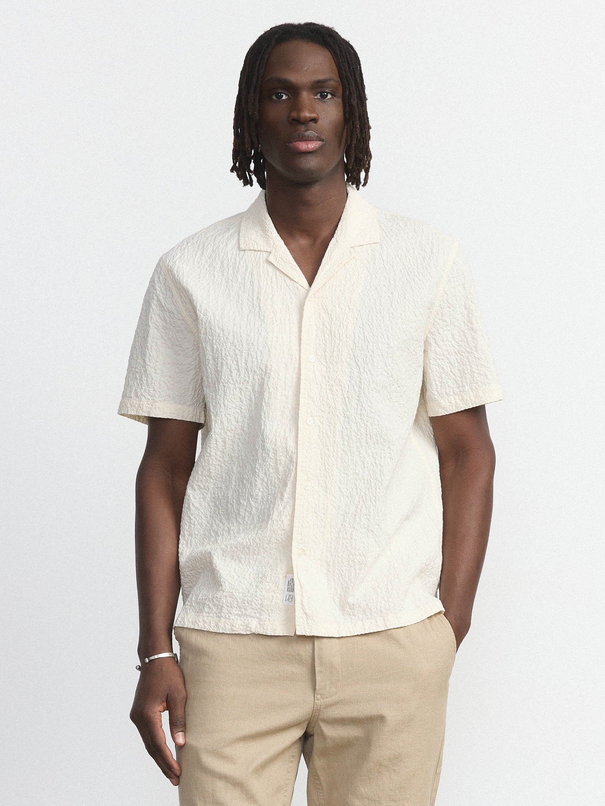 La chemise à col campagnard froissé