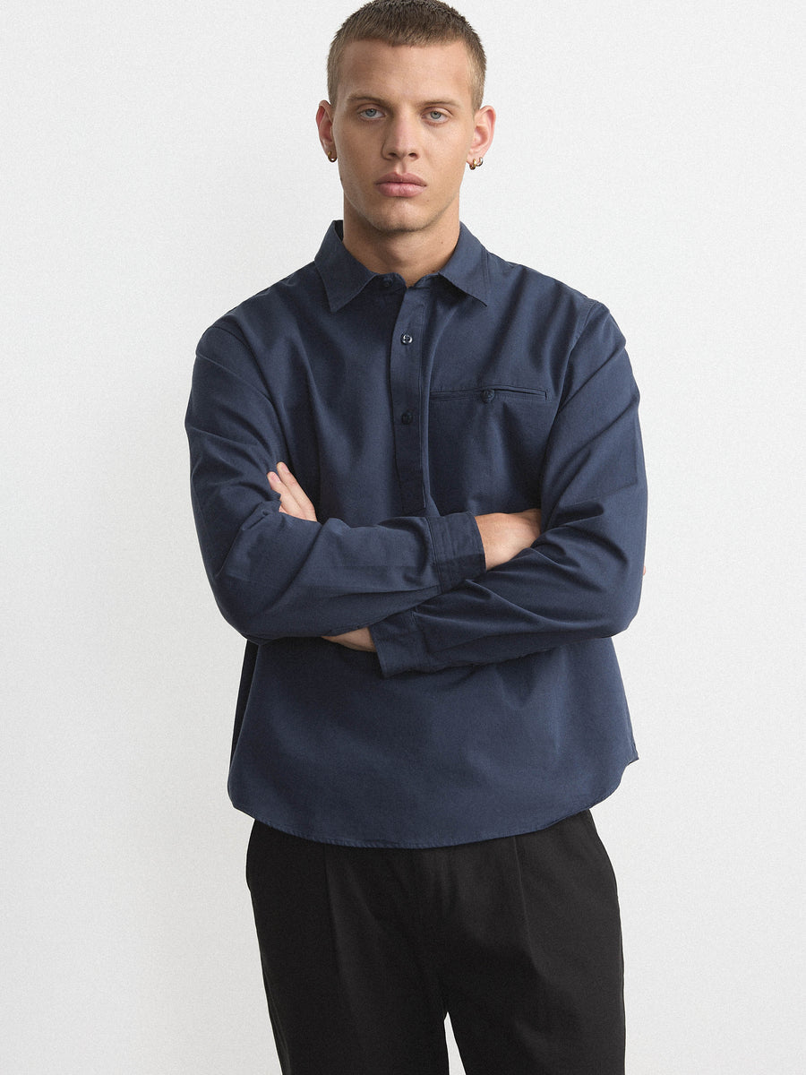 La chemise à demi-boutons