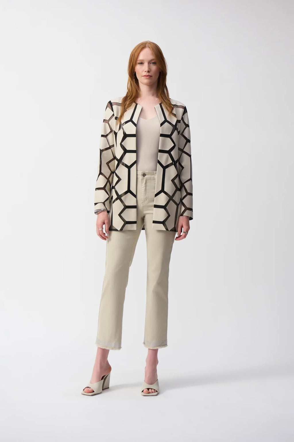 Veste en similicuir découpé au laser sur maille