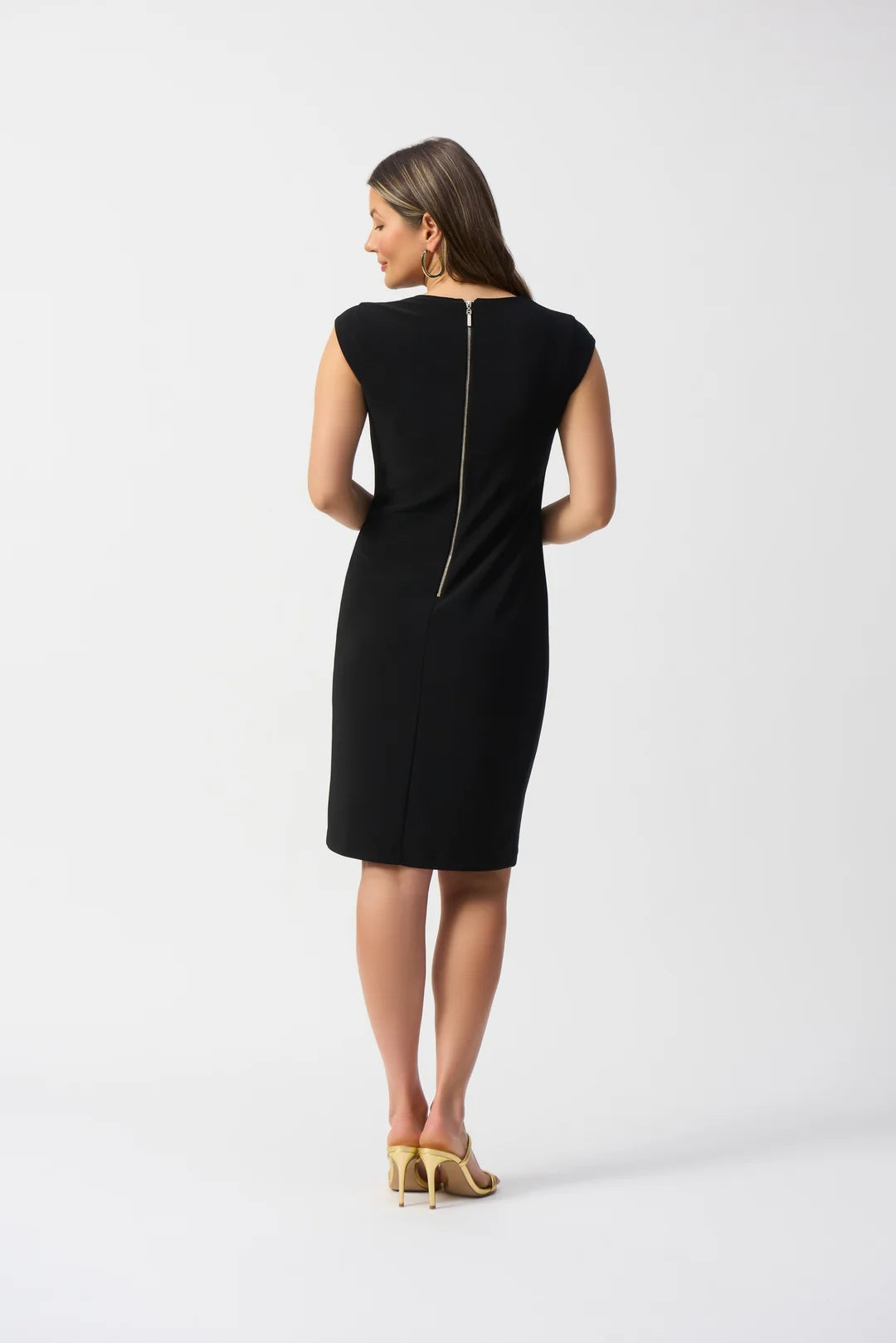 Robe fourreau en maille soyeuse avec découpes