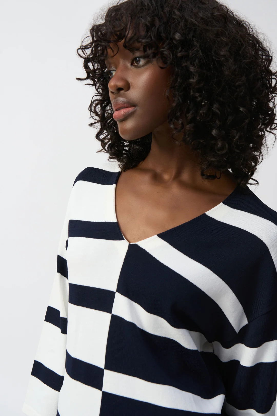 Pull à col en V rayé