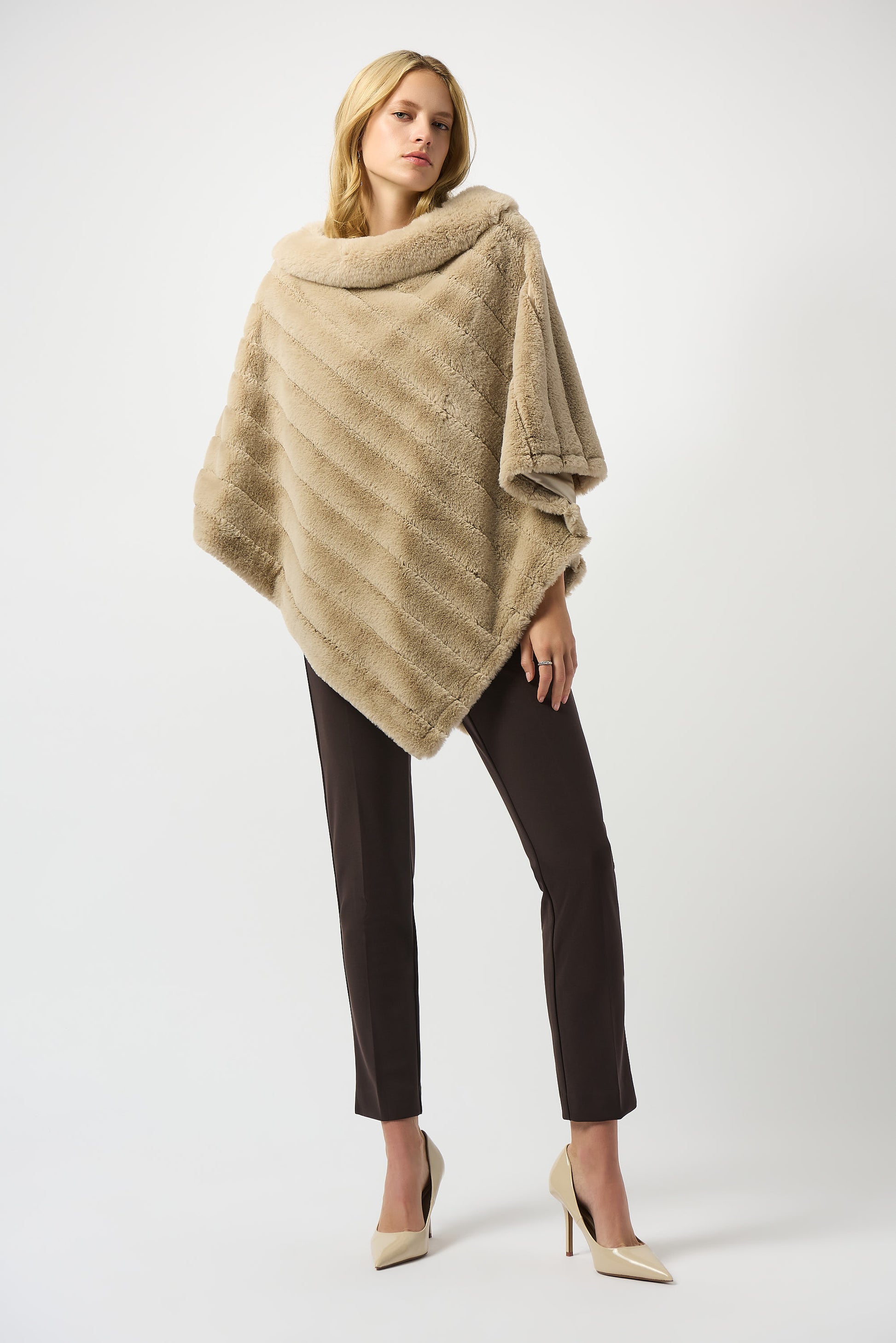 Cape en fausse fourrure
