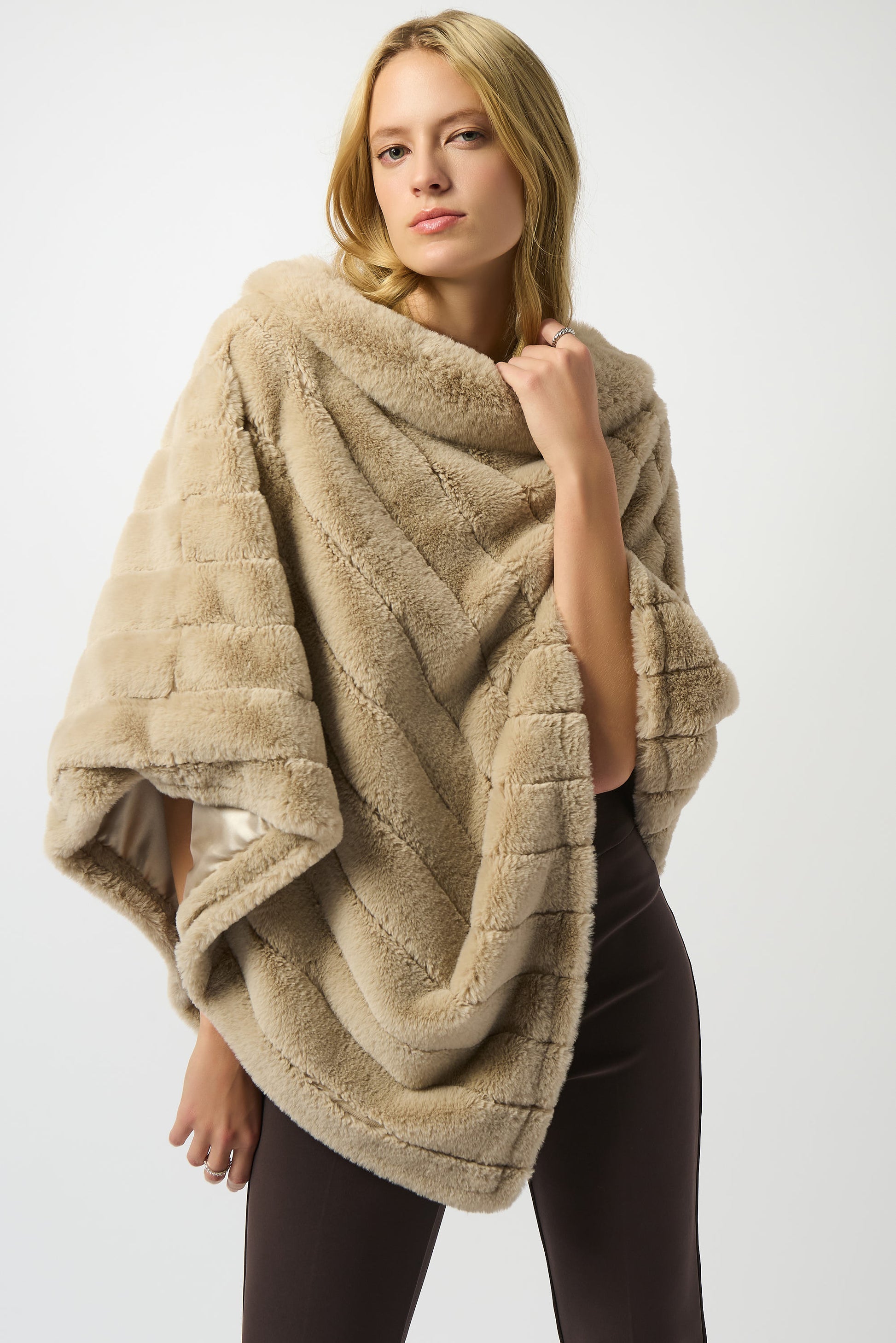 Cape en fausse fourrure