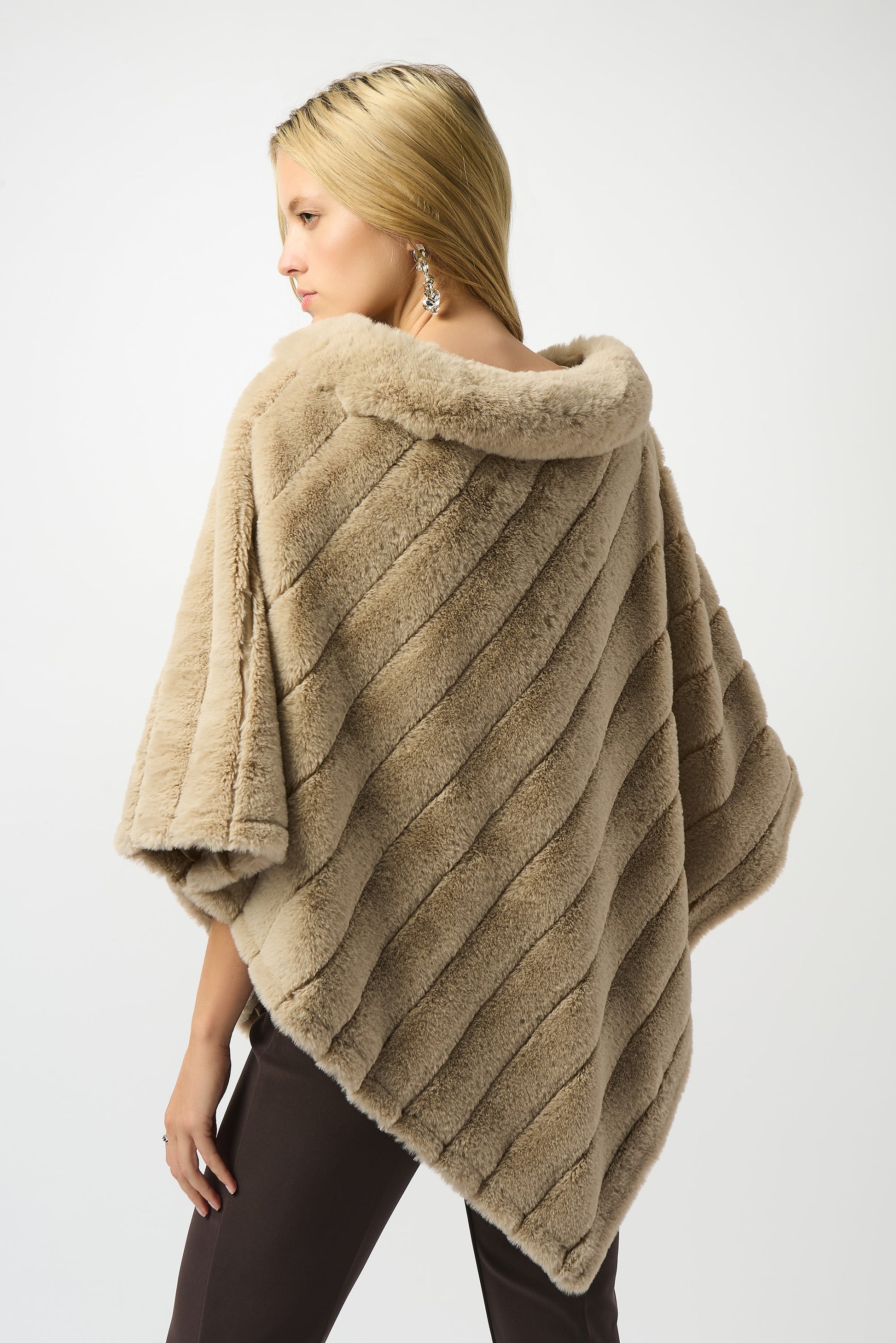 Cape en fausse fourrure