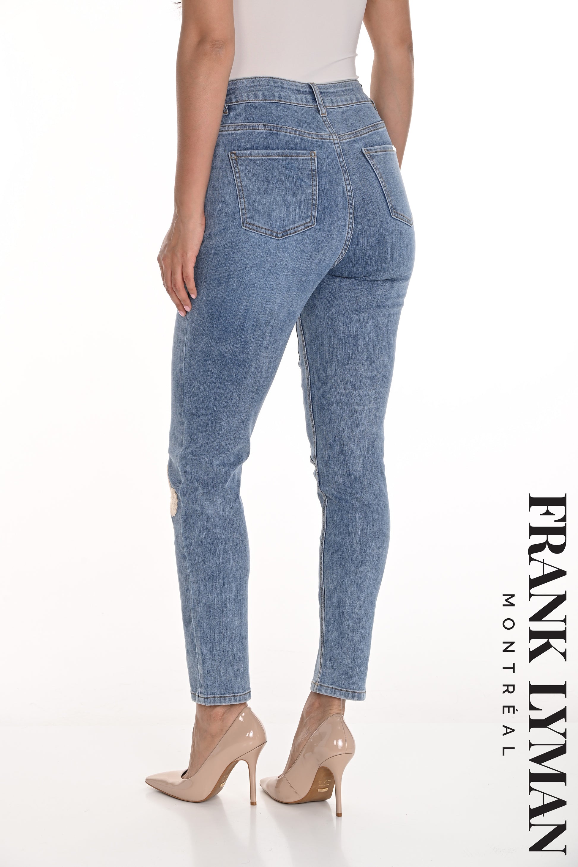 Pantalon en jean bleu avec broderie florale