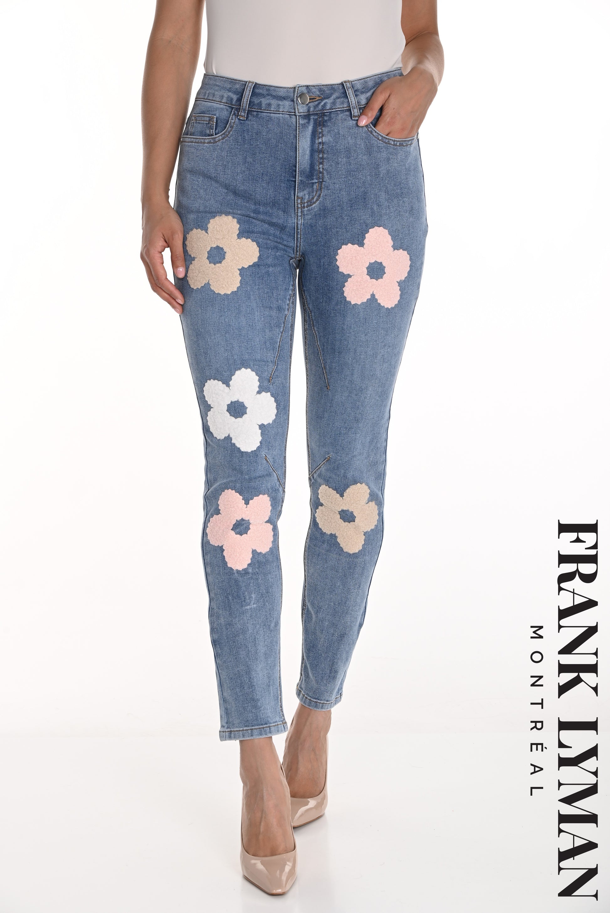 Pantalon en jean bleu avec broderie florale