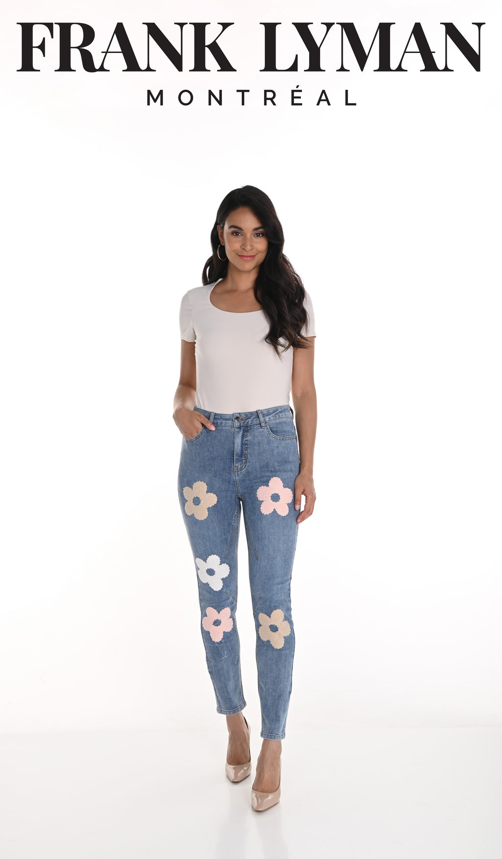 Pantalon en jean bleu avec broderie florale