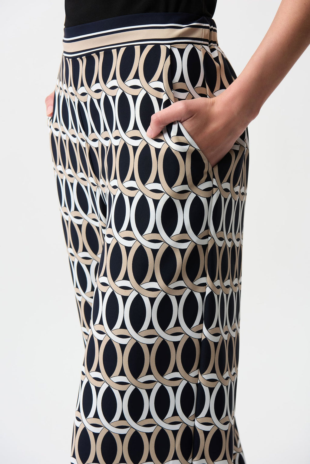 WIDE-LEG TROUSERS MADE FROM RECYCLED FABRIC WITH A GEOMETRIC PRINT