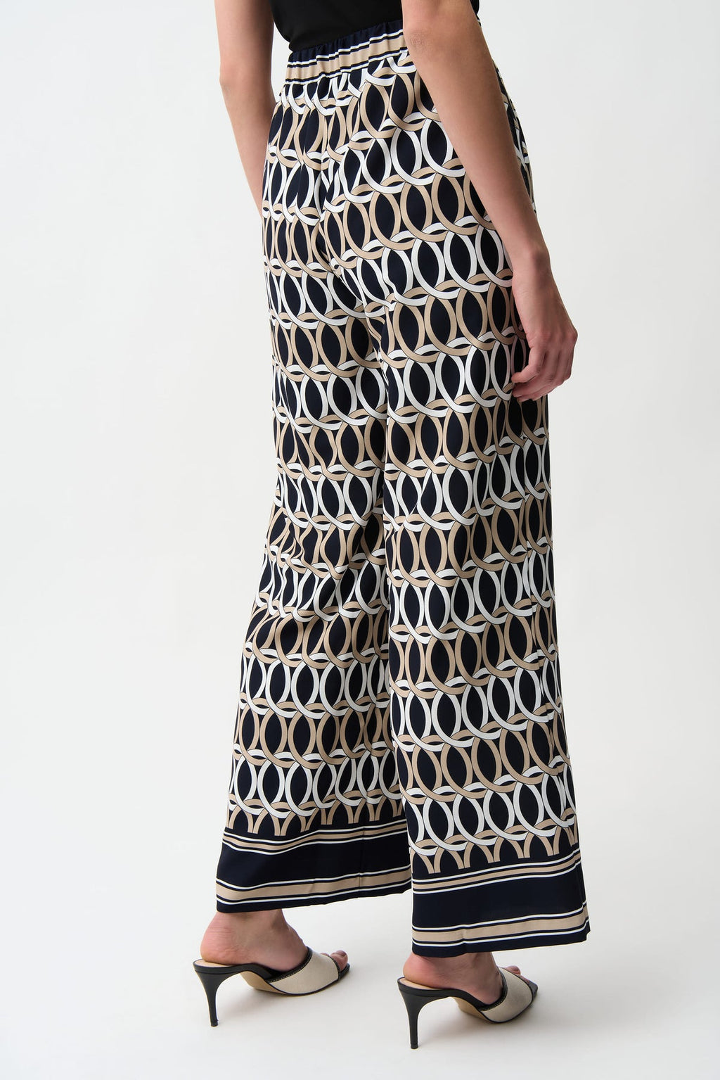 WIDE-LEG TROUSERS MADE FROM RECYCLED FABRIC WITH A GEOMETRIC PRINT