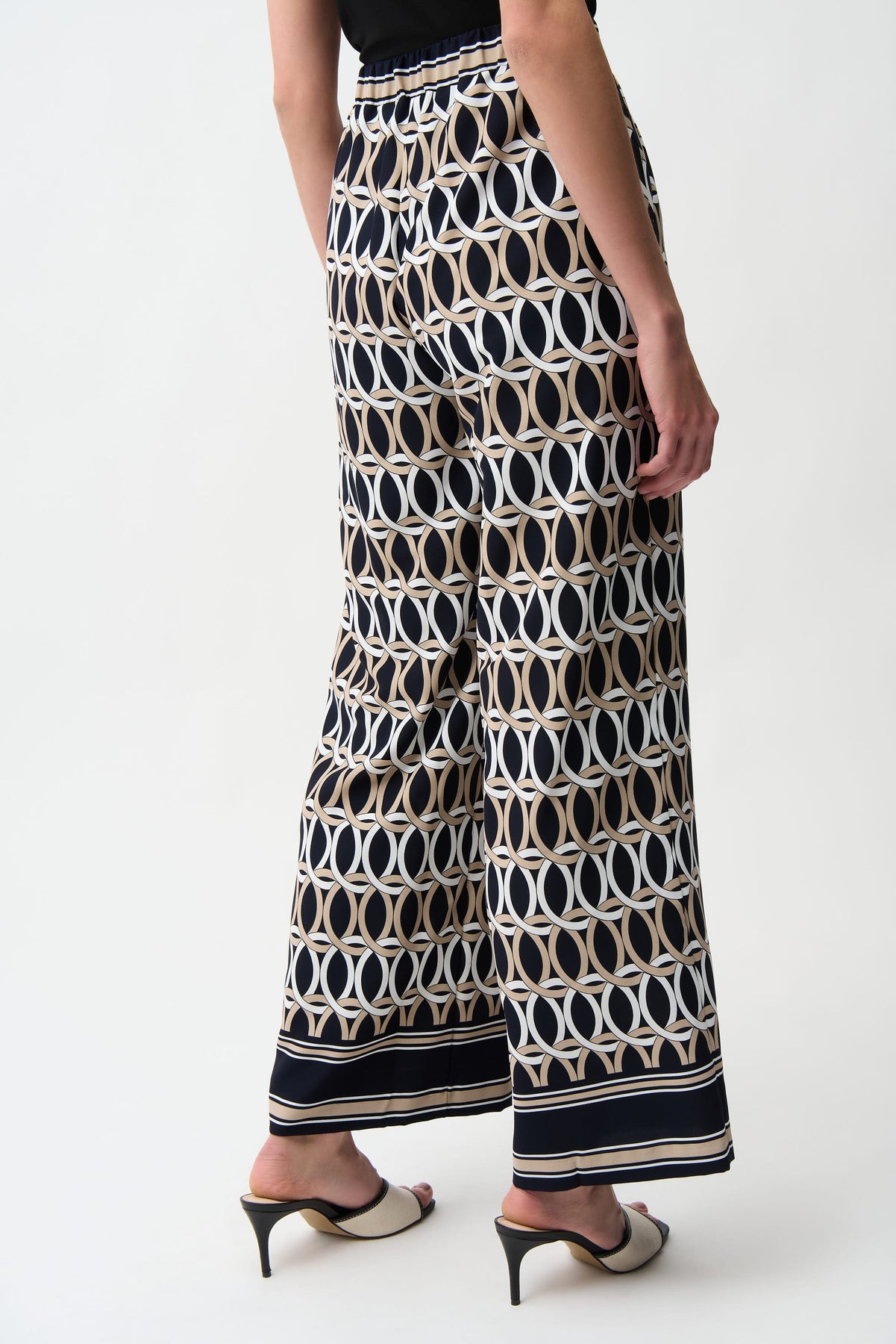 WIDE-LEG TROUSERS MADE FROM RECYCLED FABRIC WITH A GEOMETRIC PRINT