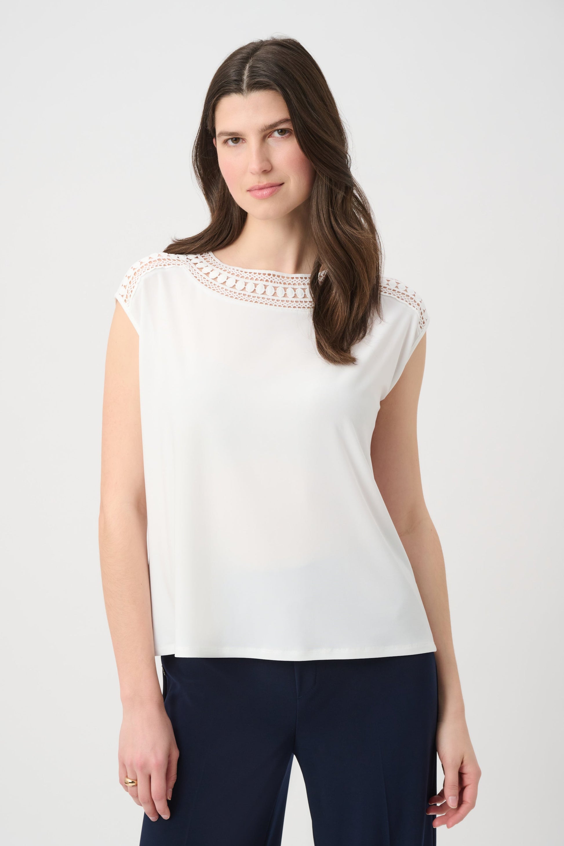 Straight top with guipure lace at the neckline