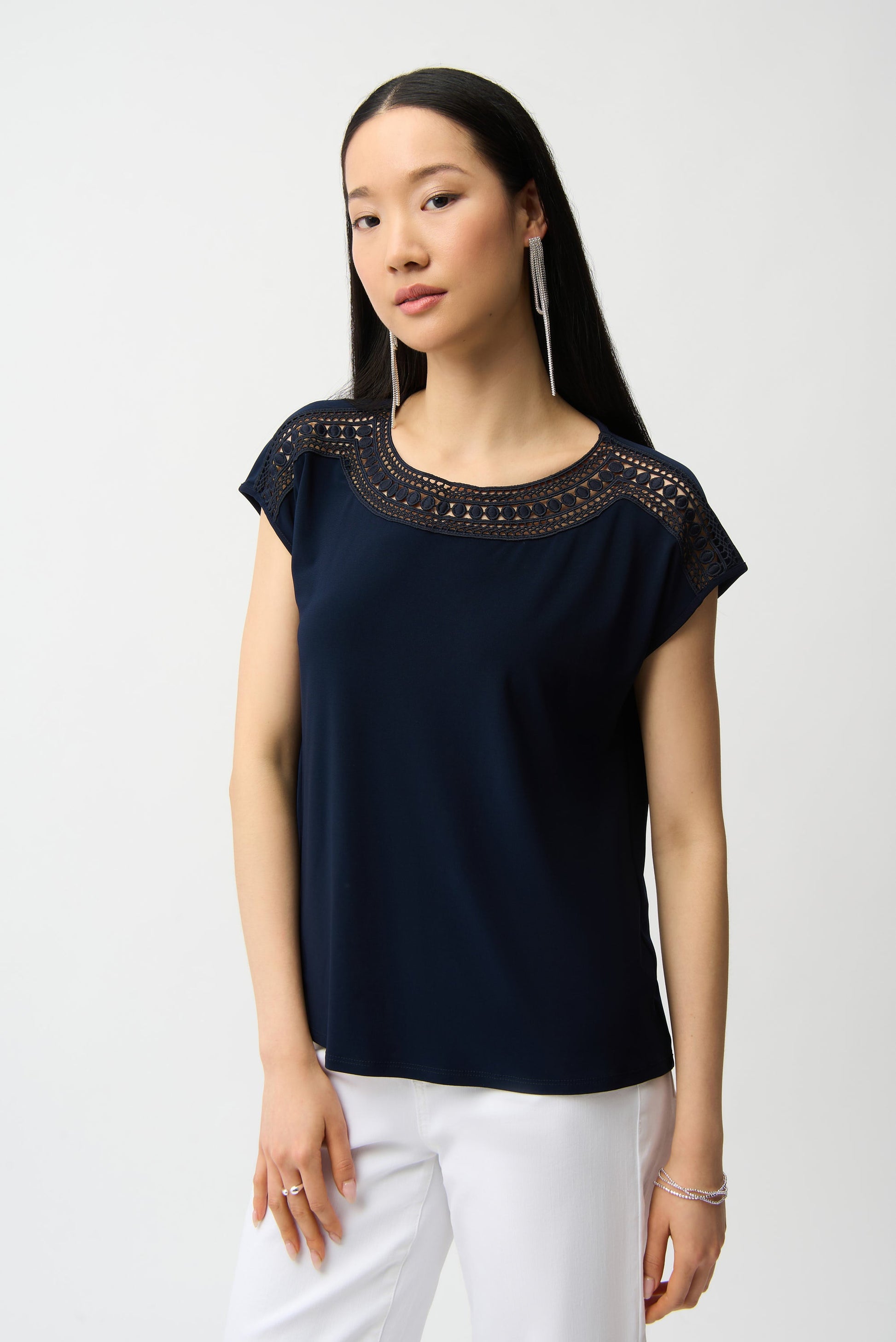 Straight top with guipure lace at the neckline