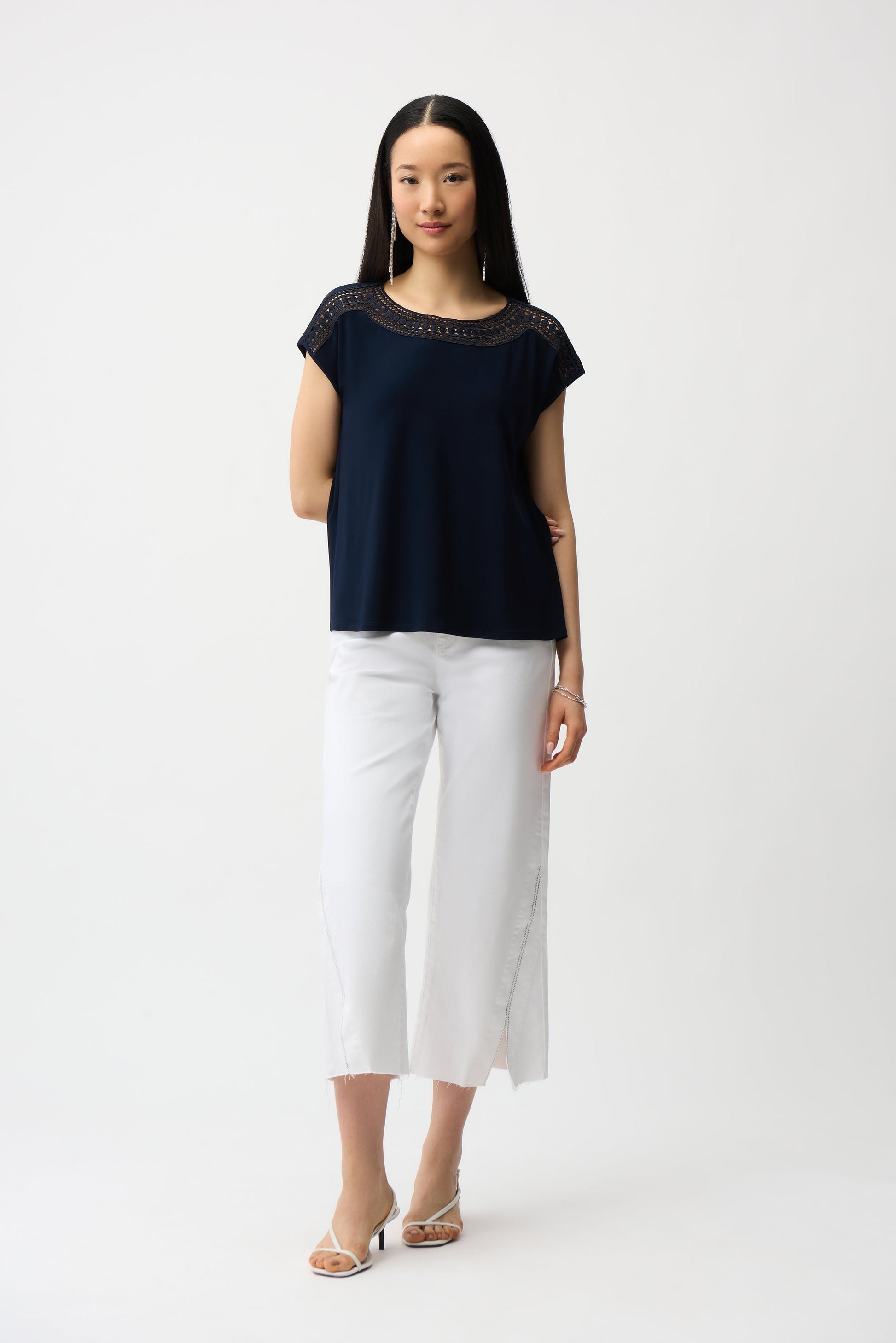 Straight top with guipure lace at the neckline