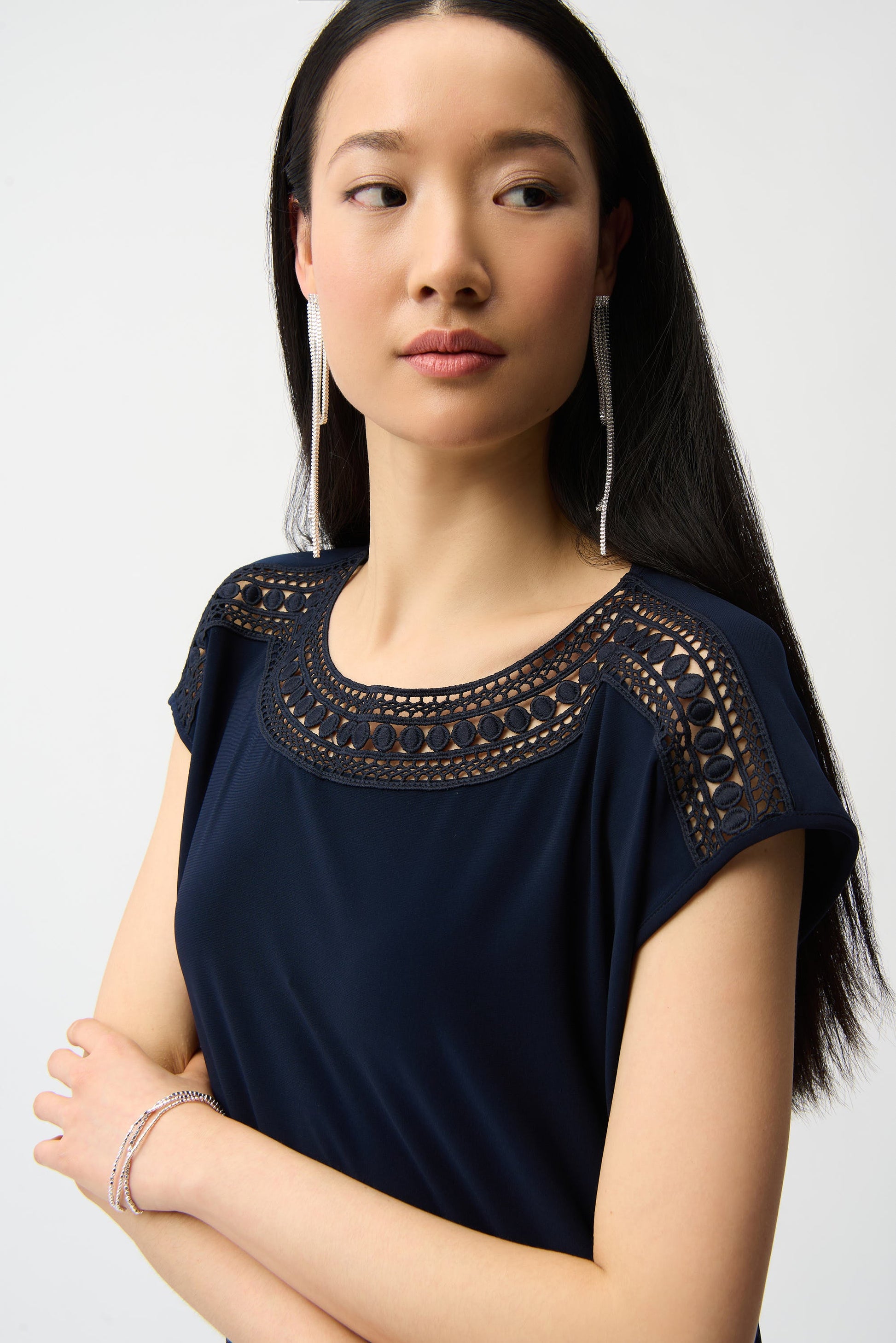 Straight top with guipure lace at the neckline