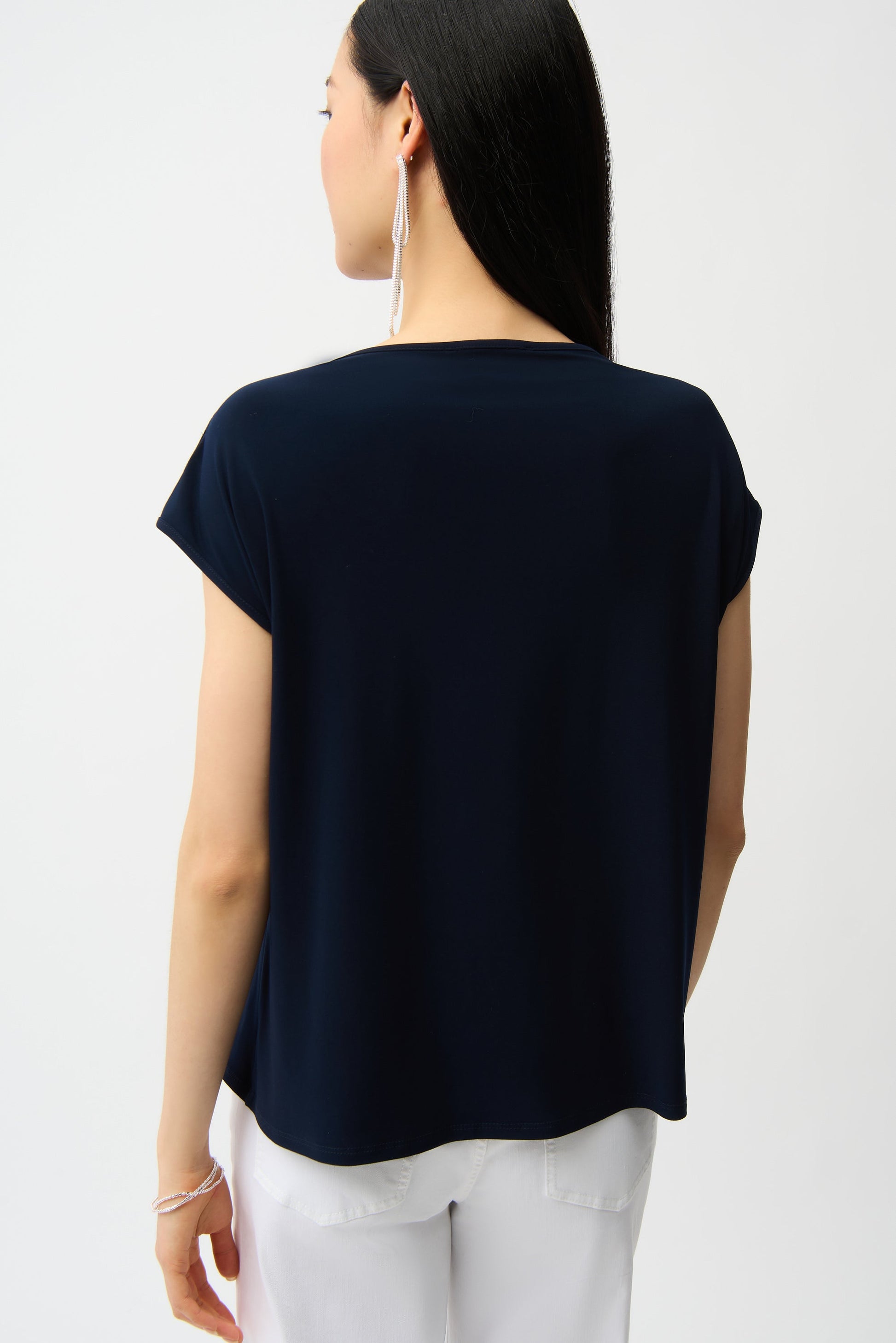 Straight top with guipure lace at the neckline