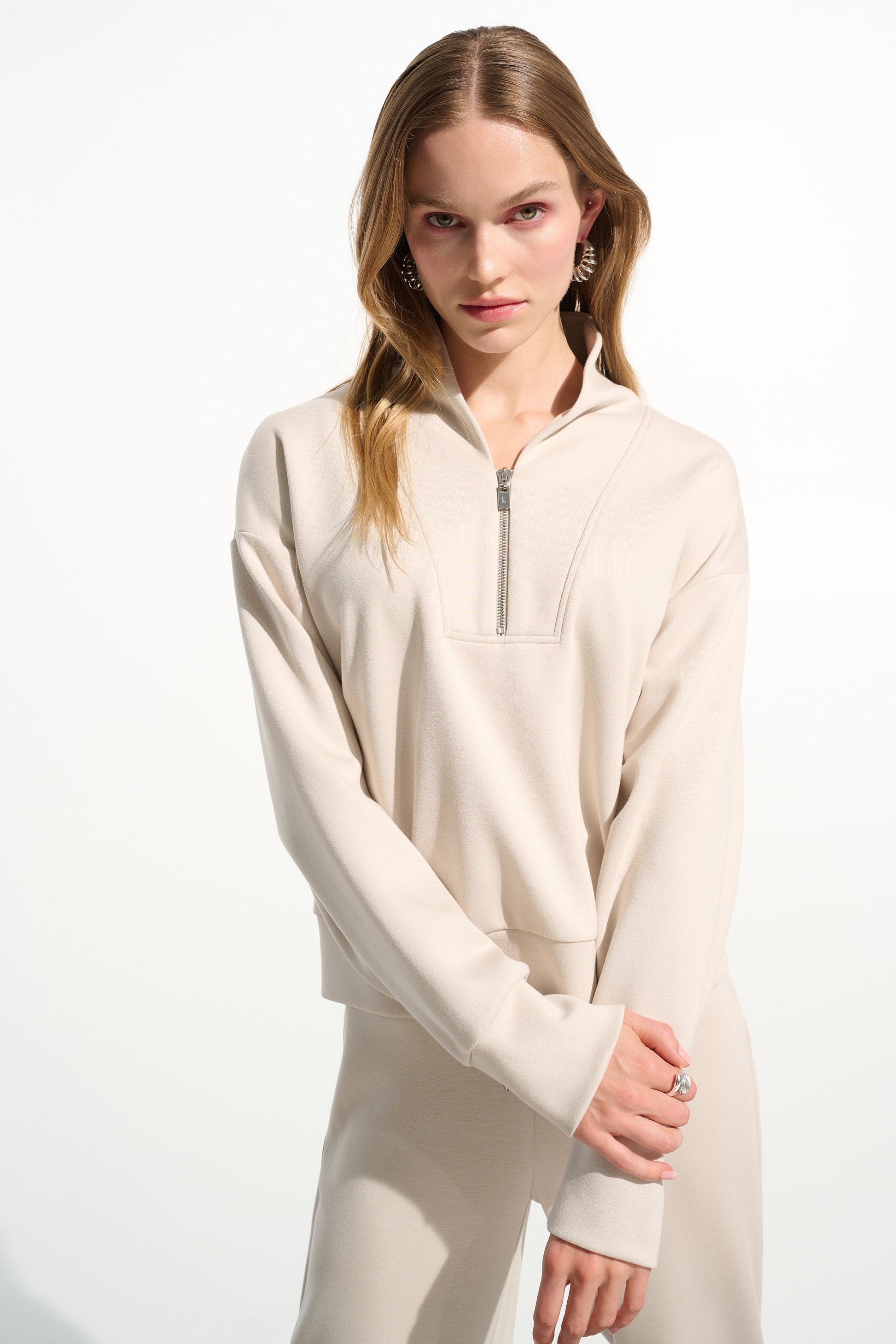 Sweatshirt with a high neck and front zipper