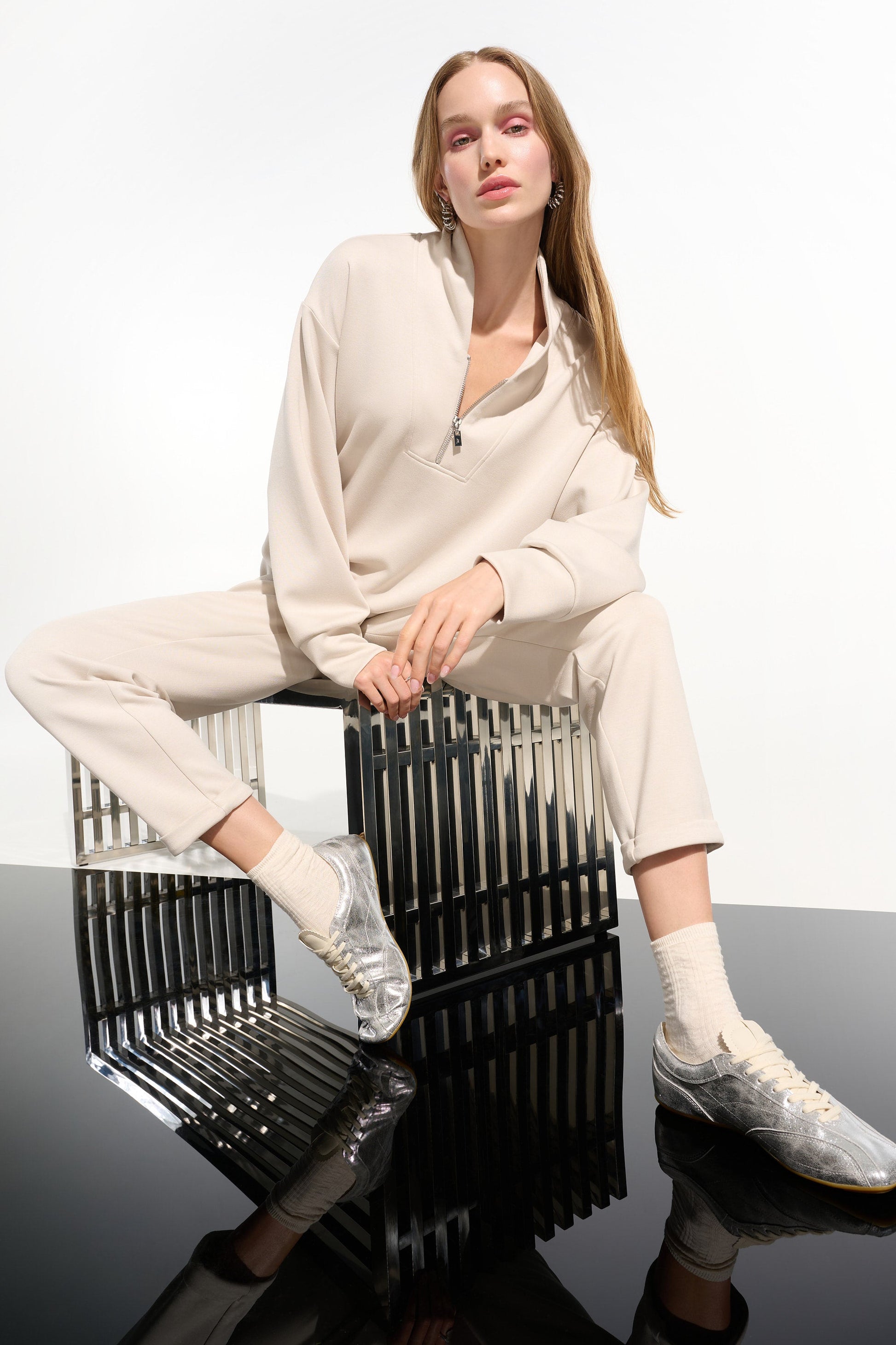 Sweatshirt with a high neck and front zipper