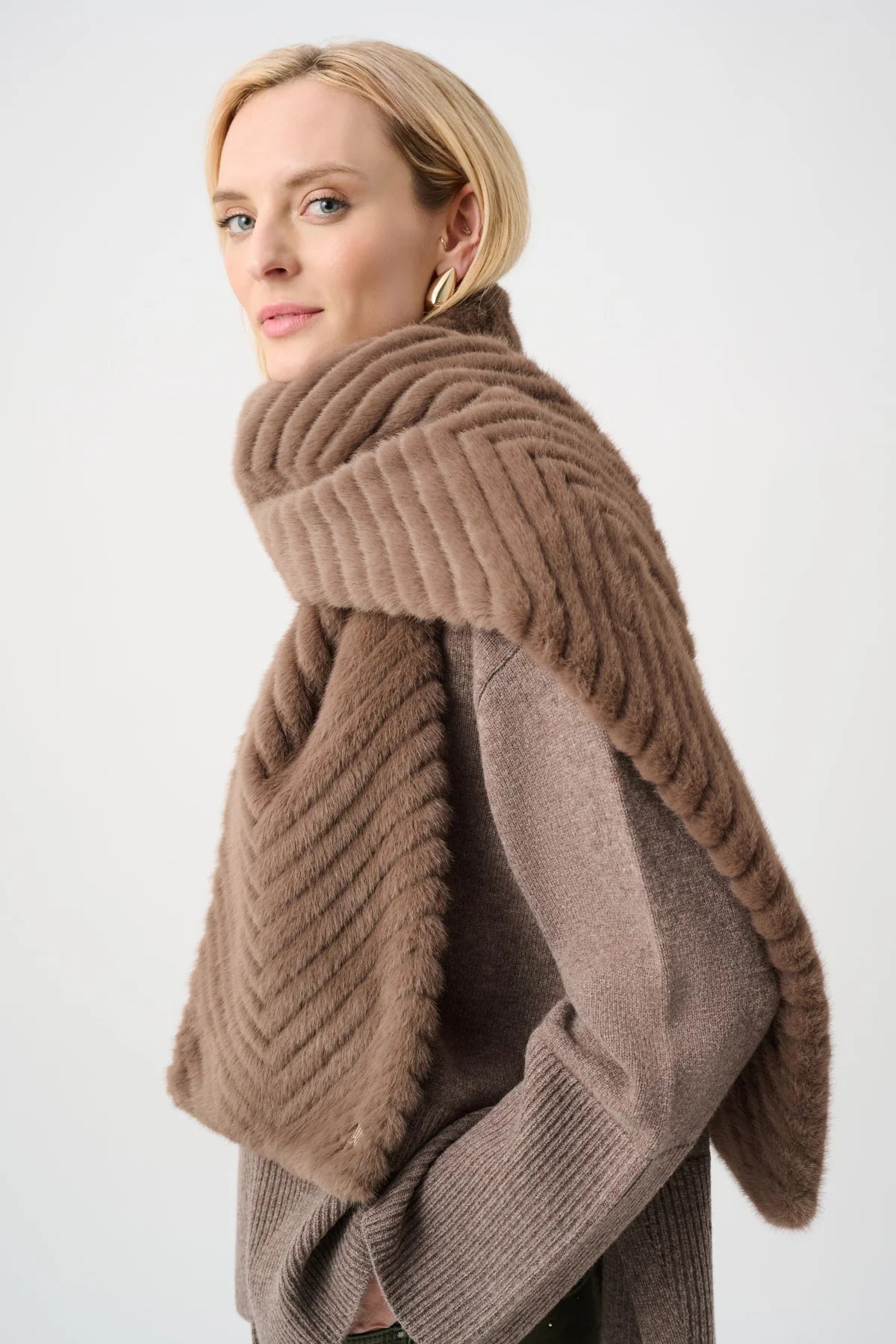 Écharpe en fausse fourrure à motif chevron