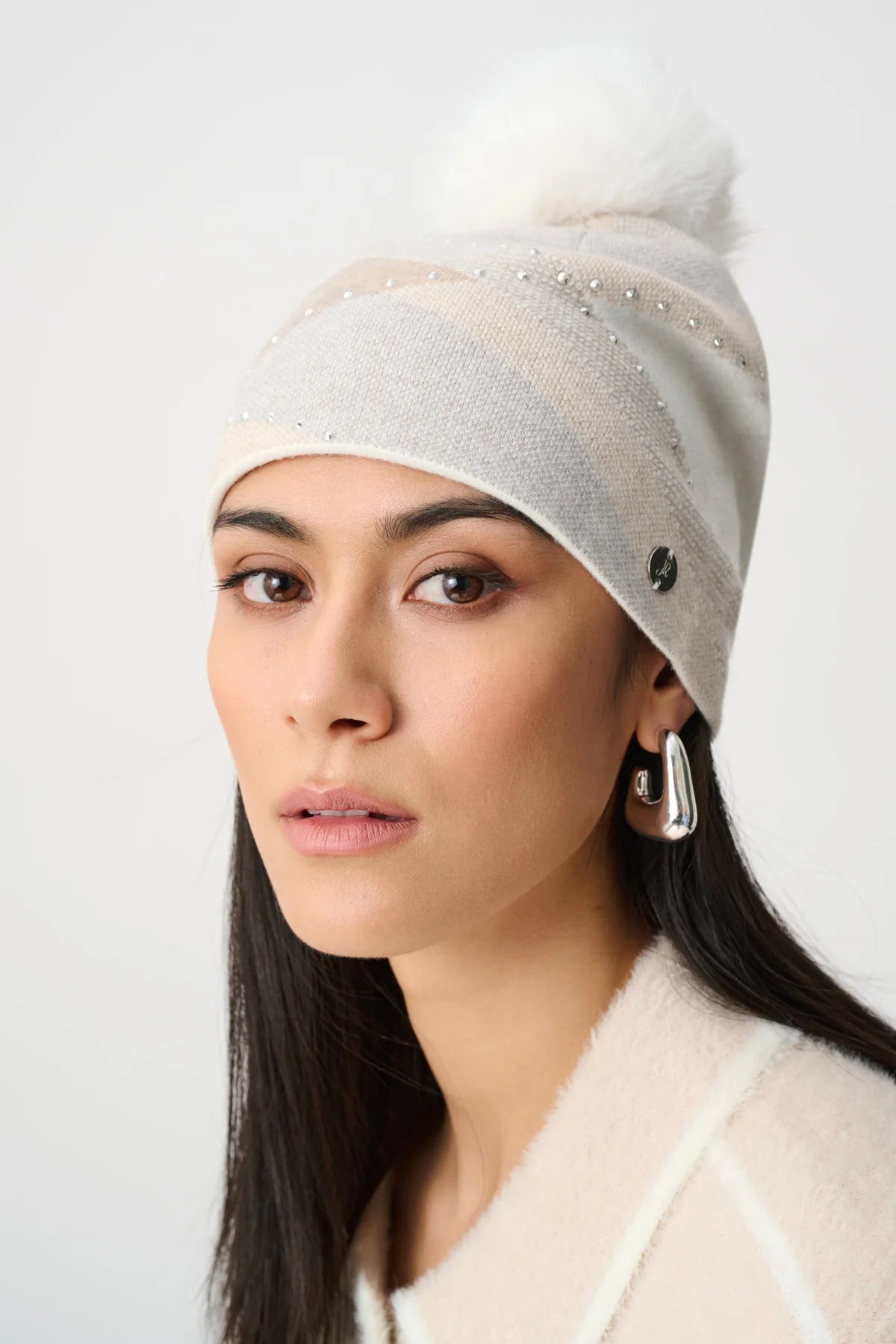 Bonnet à motif losanges, strass et pompon