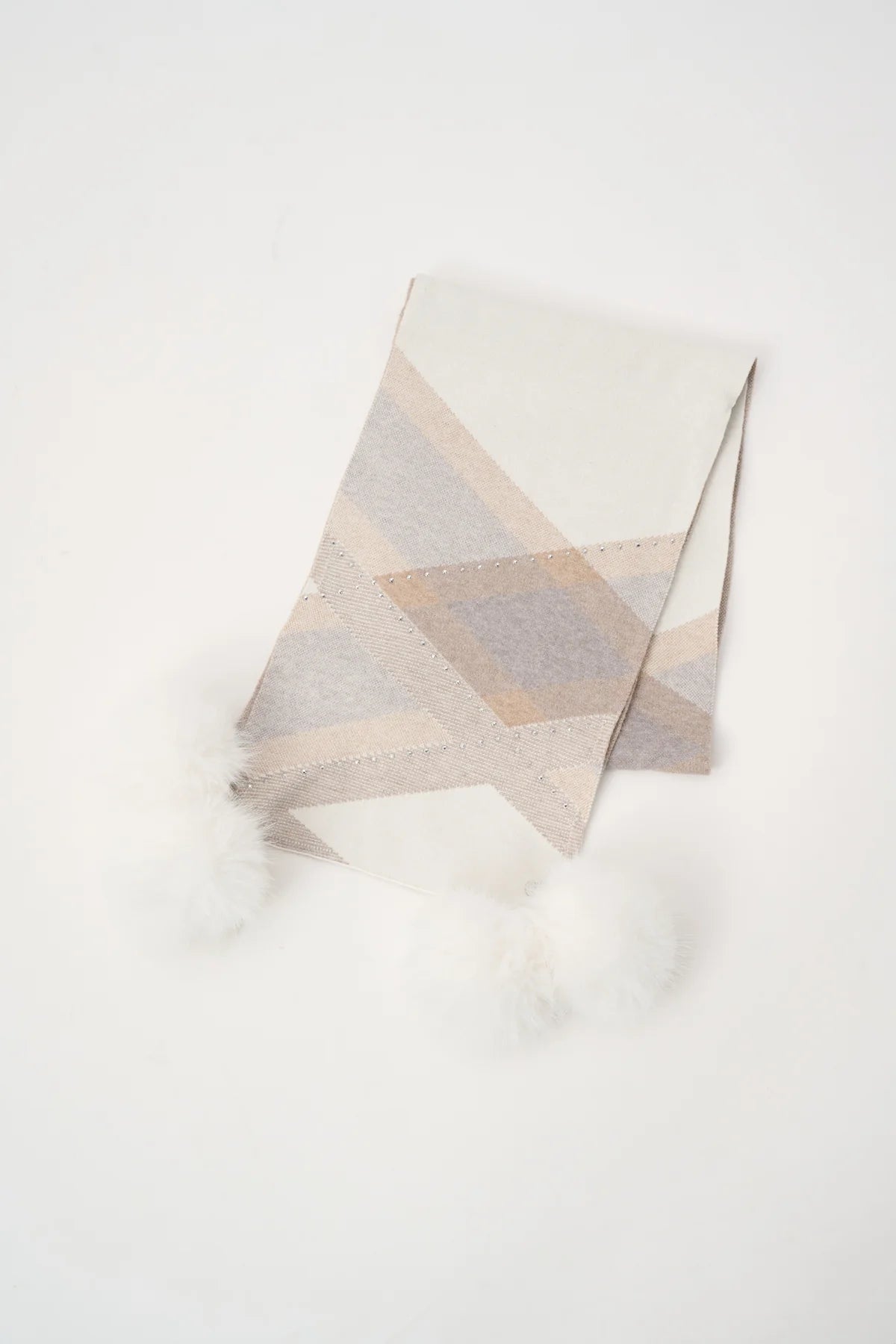 Écharpe à motif losanges, strass et pompon