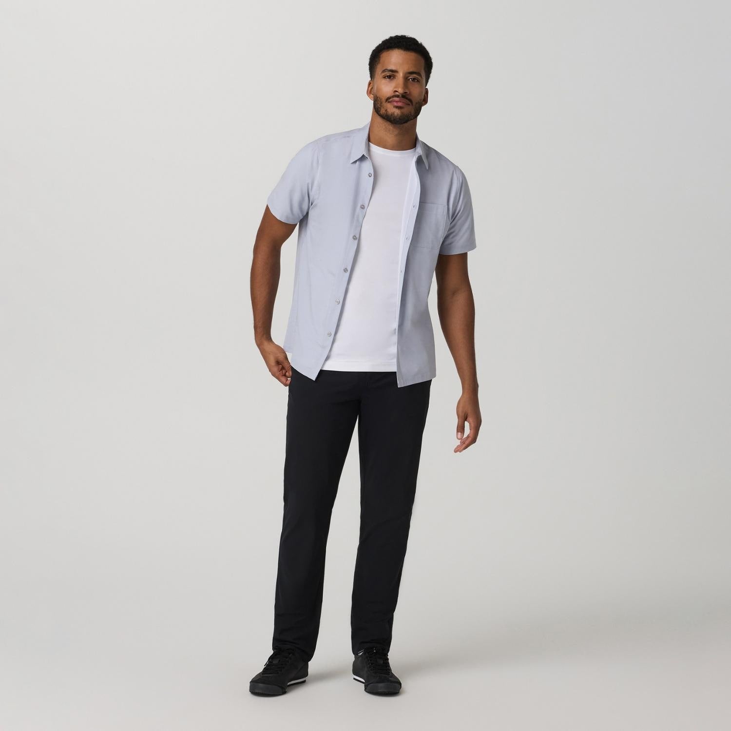 Chemise à manches courtes et boutons sur le col