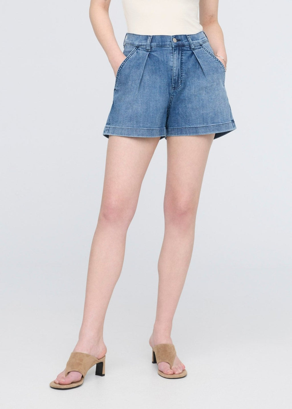 Short en denim léger à plis Performance