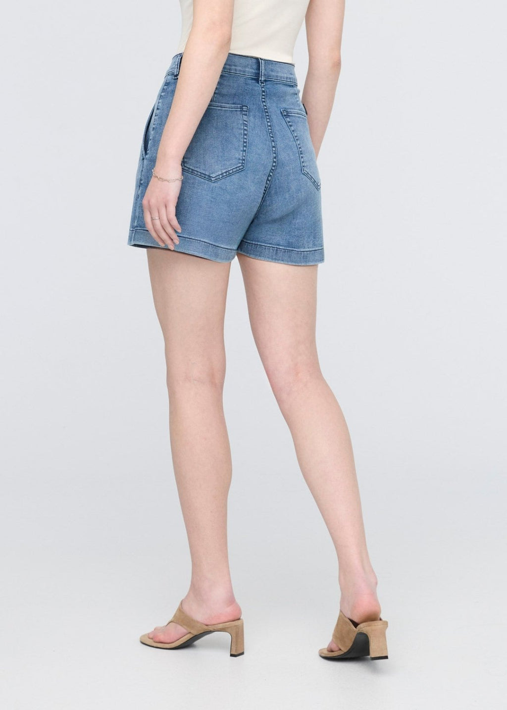 Short en denim léger à plis Performance