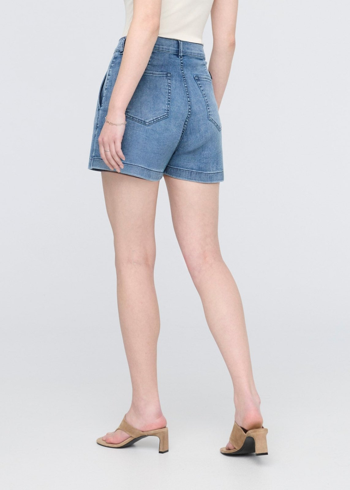 Short en denim léger à plis Performance