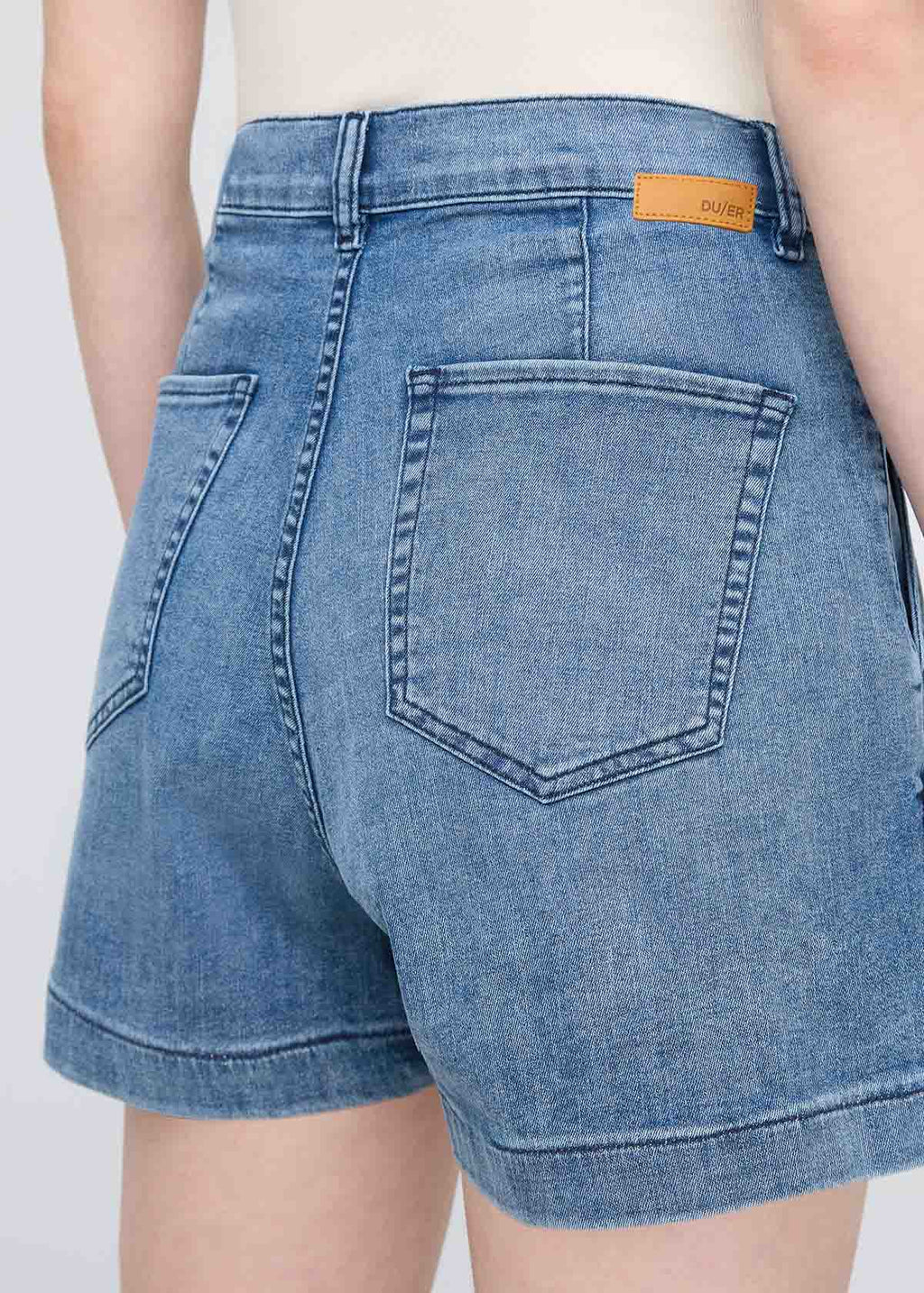 Short en denim léger à plis Performance