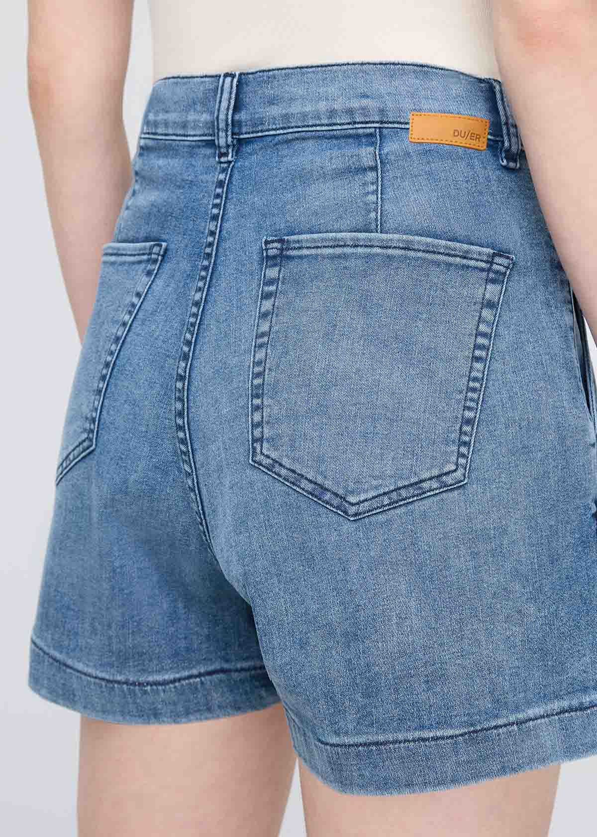 Short en denim léger à plis Performance
