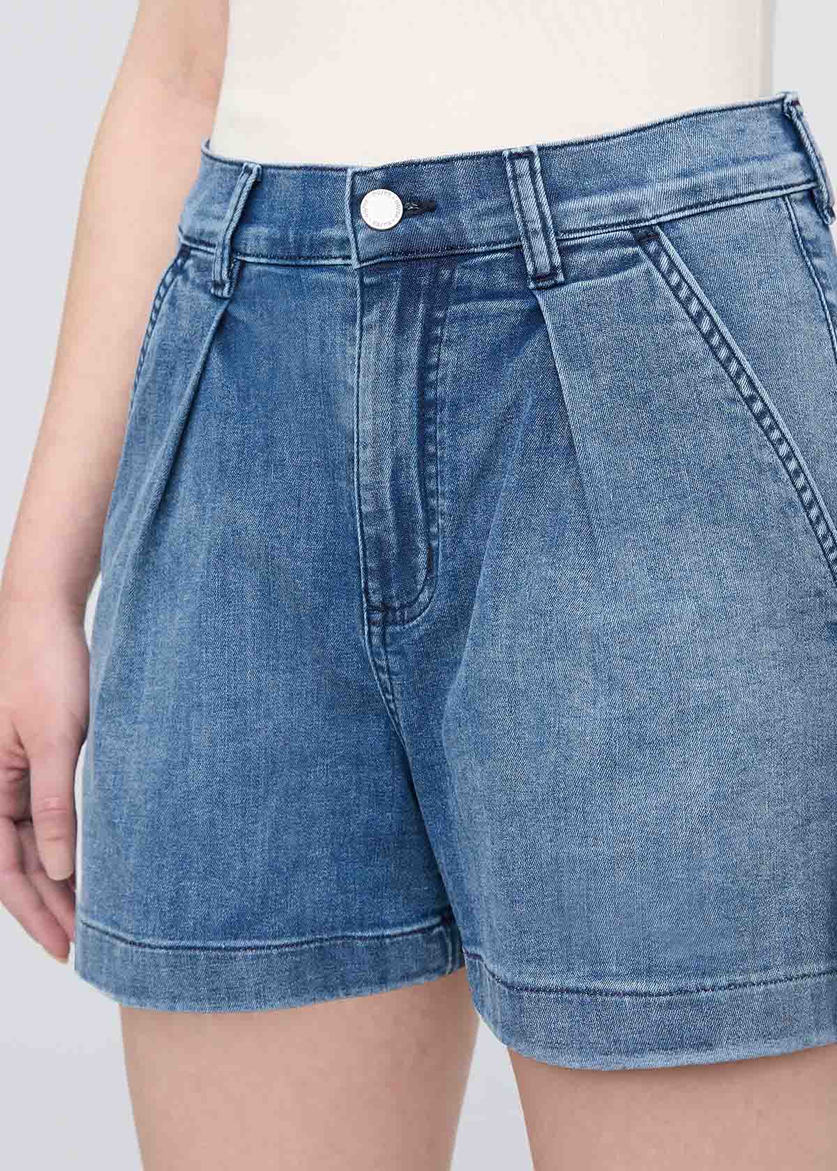 Short en denim léger à plis Performance