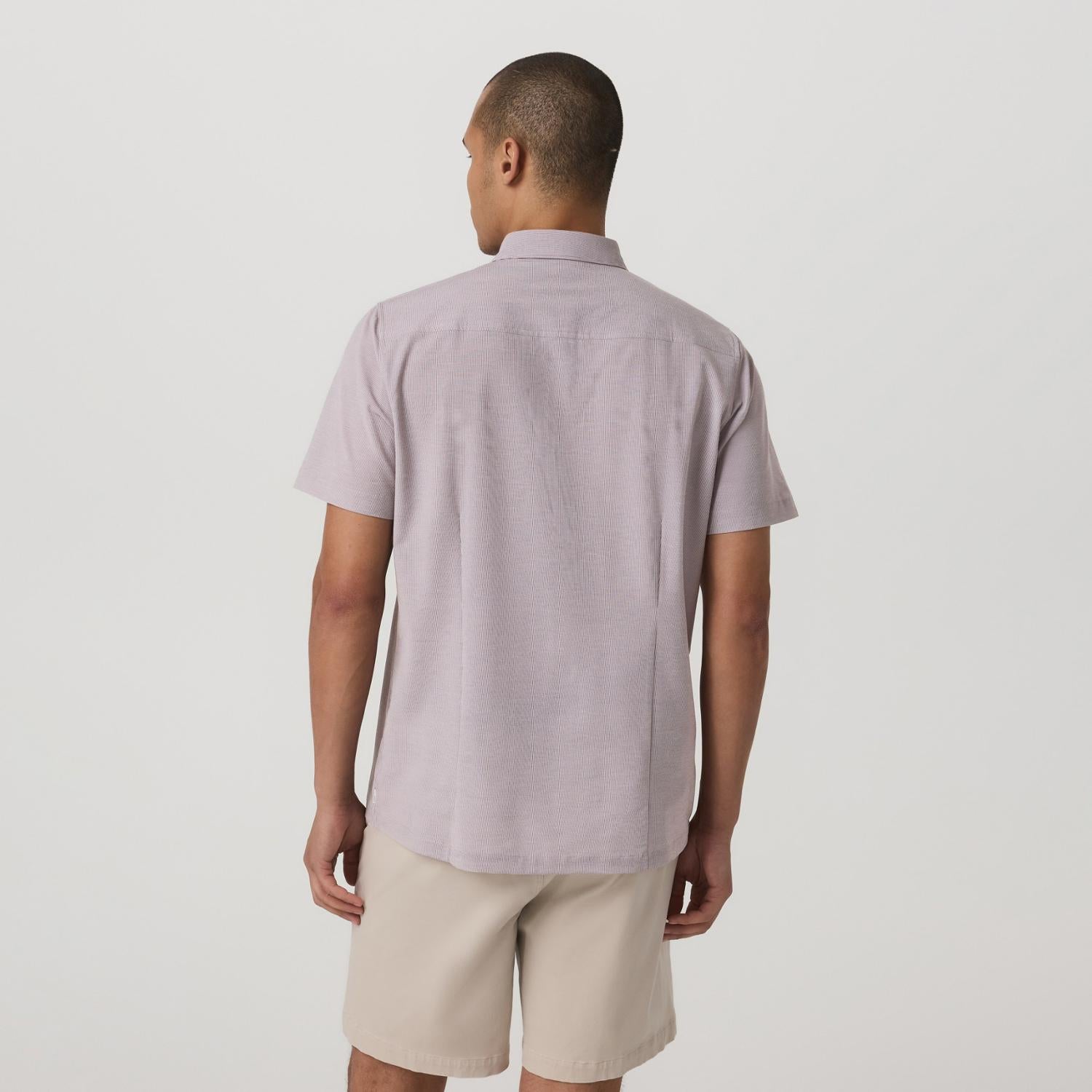 Chemise à manches courtes et boutons sur le col