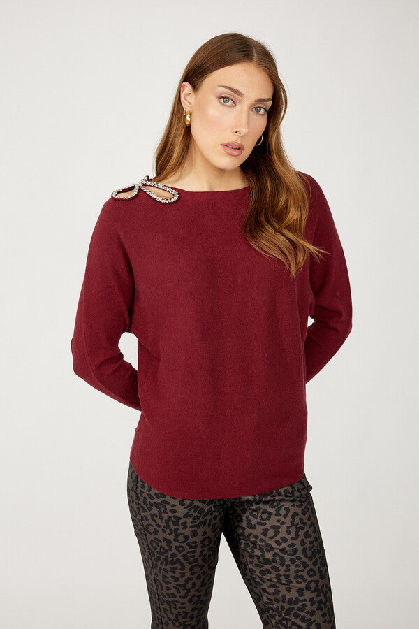 Pull avec bijoux décoratifs