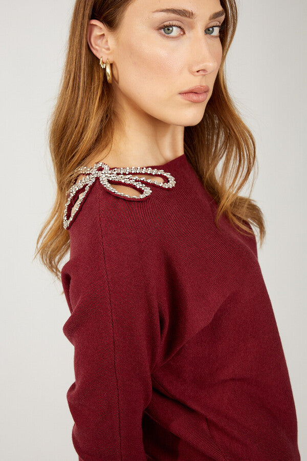 Pull avec bijoux décoratifs