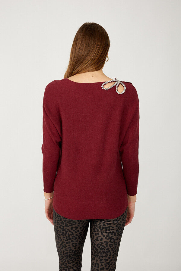 Pull avec bijoux décoratifs