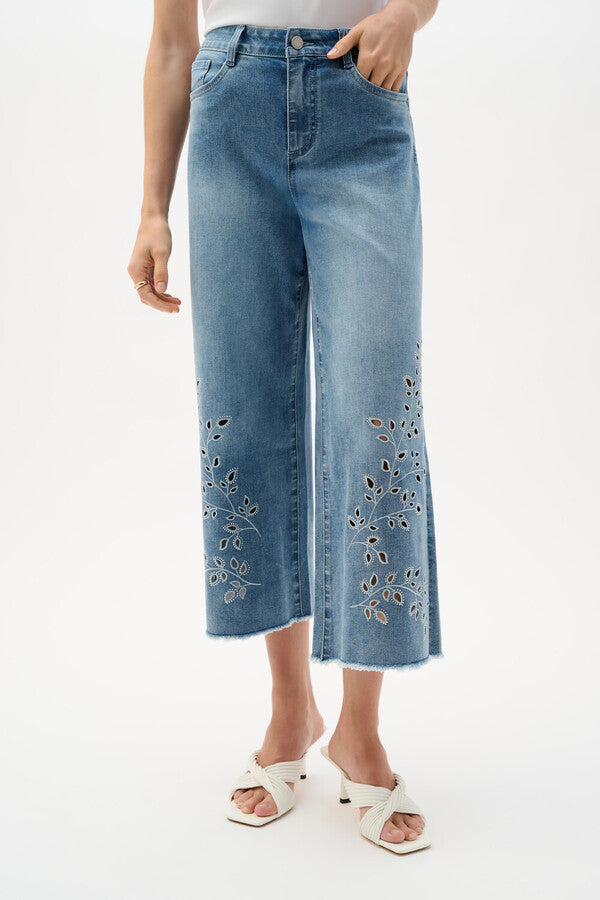 Pantalon court à fleurs brodé