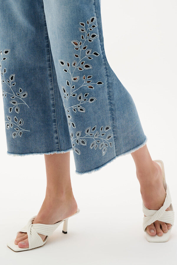 Pantalon court à fleurs brodé
