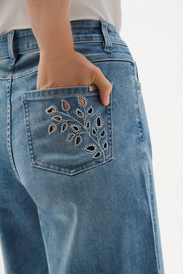 Pantalon court à fleurs brodé