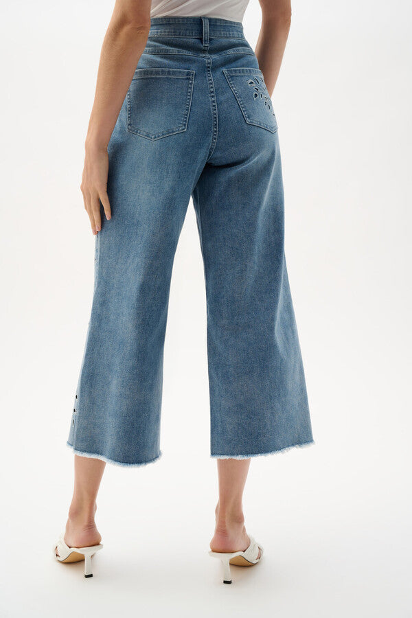 Pantalon court à fleurs brodé
