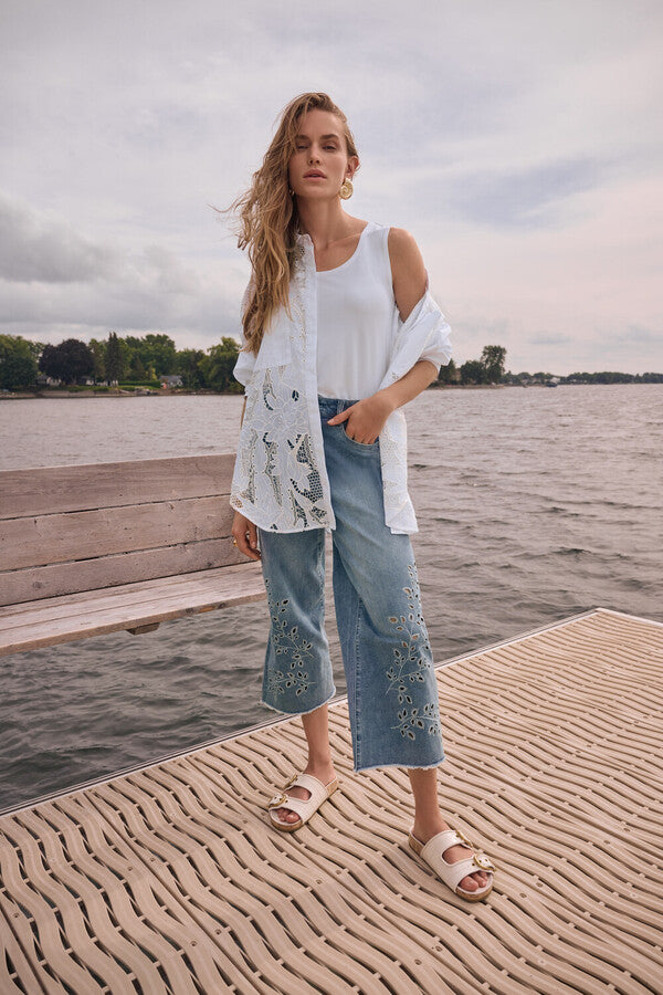 Pantalon court à fleurs brodé