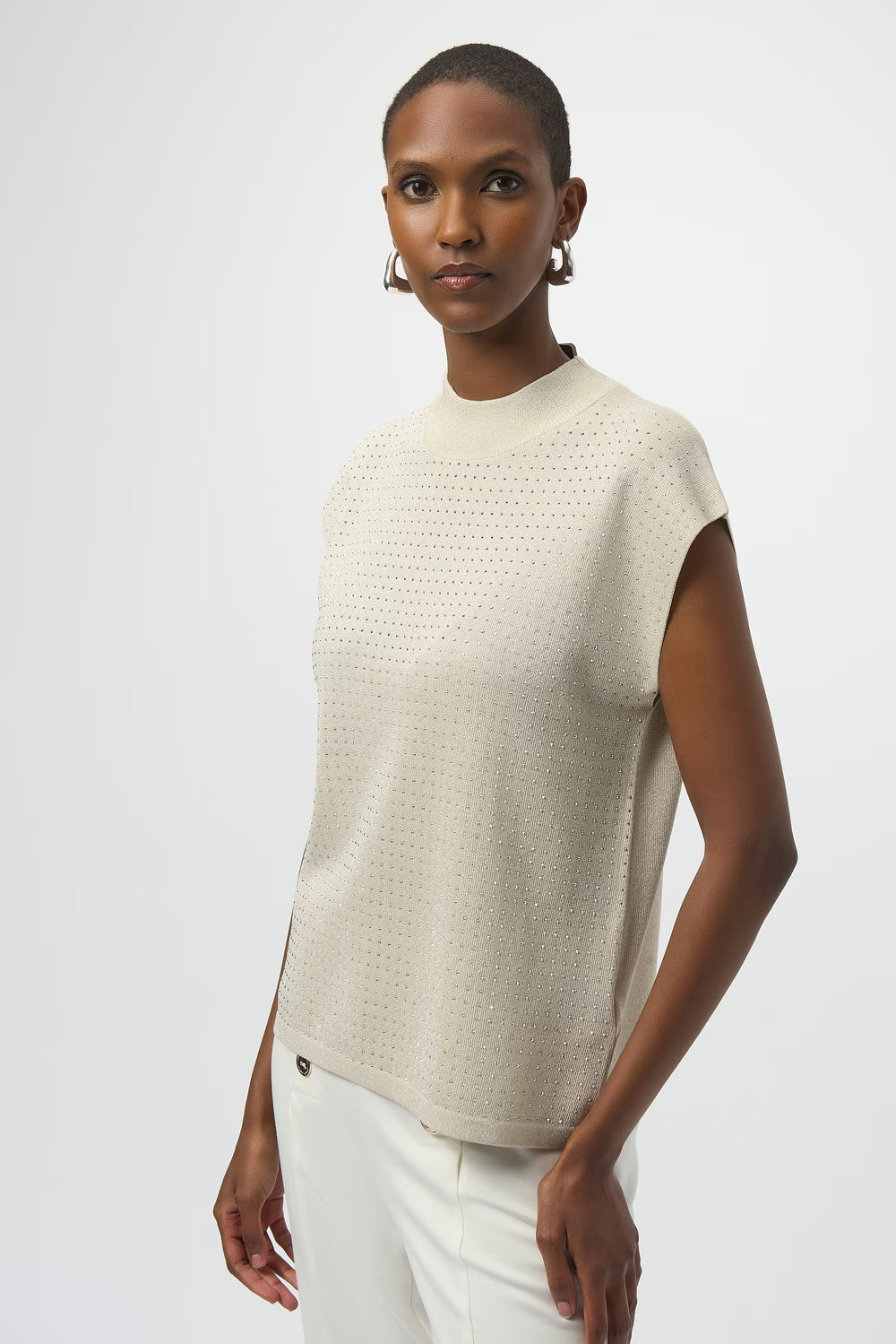 Pull col montant orné bijoux