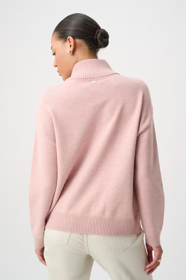 Pull col roulé orné bijou