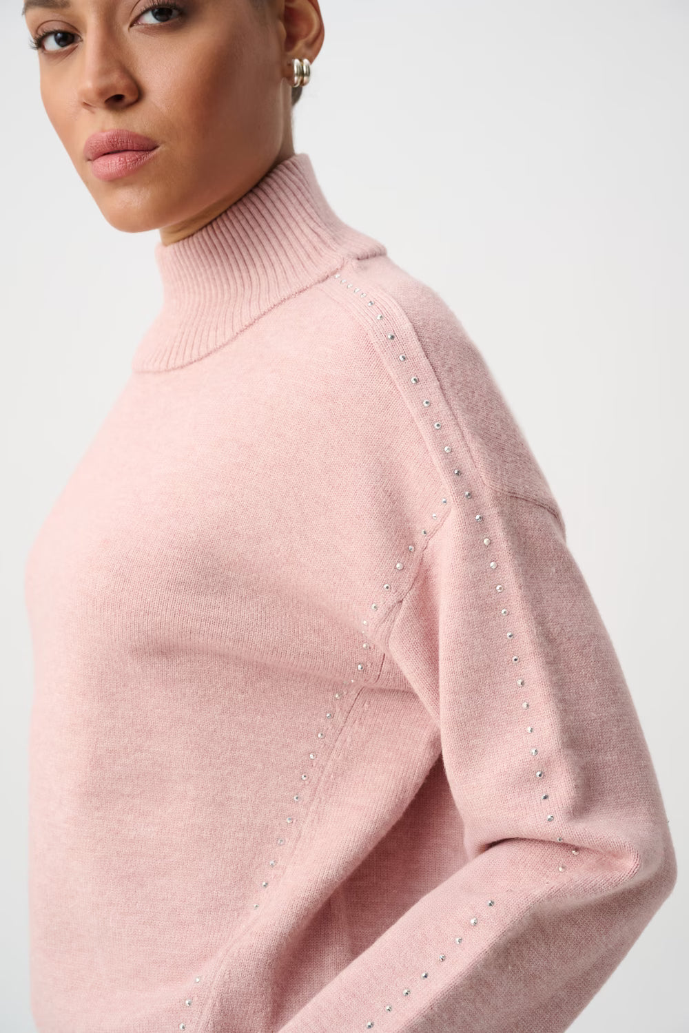 Pull col roulé orné bijou