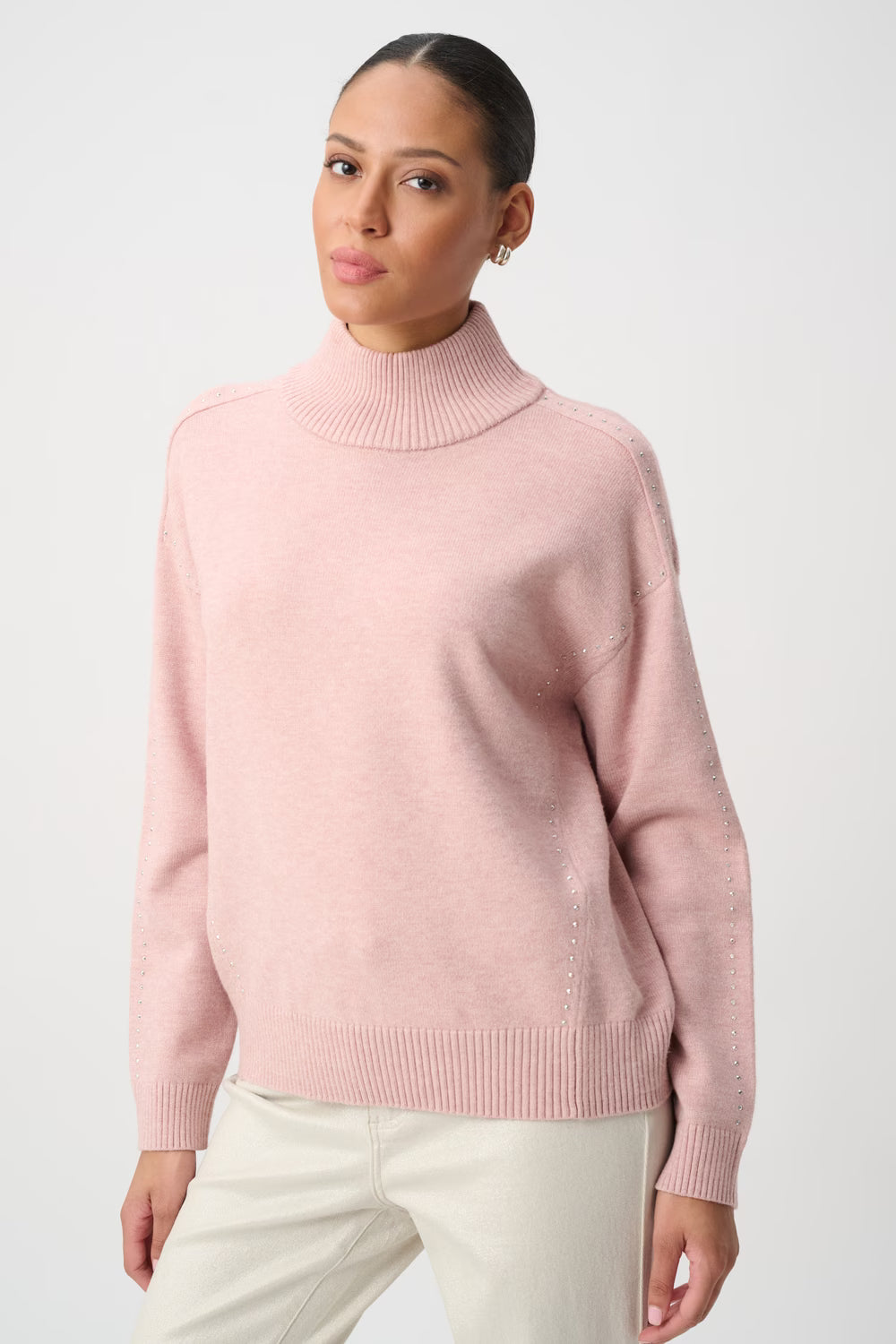 Pull col roulé orné bijou